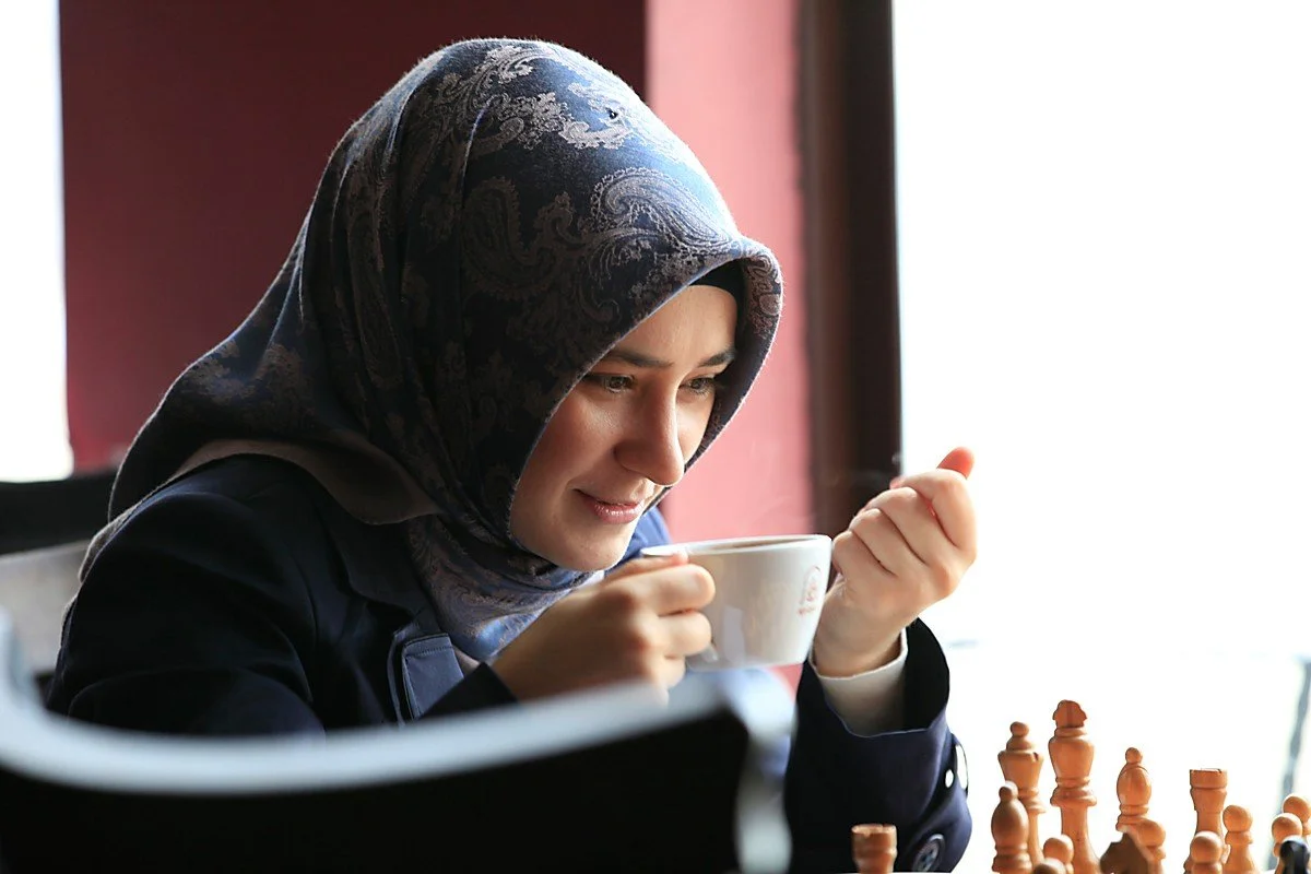 Istanbul girl playing chess