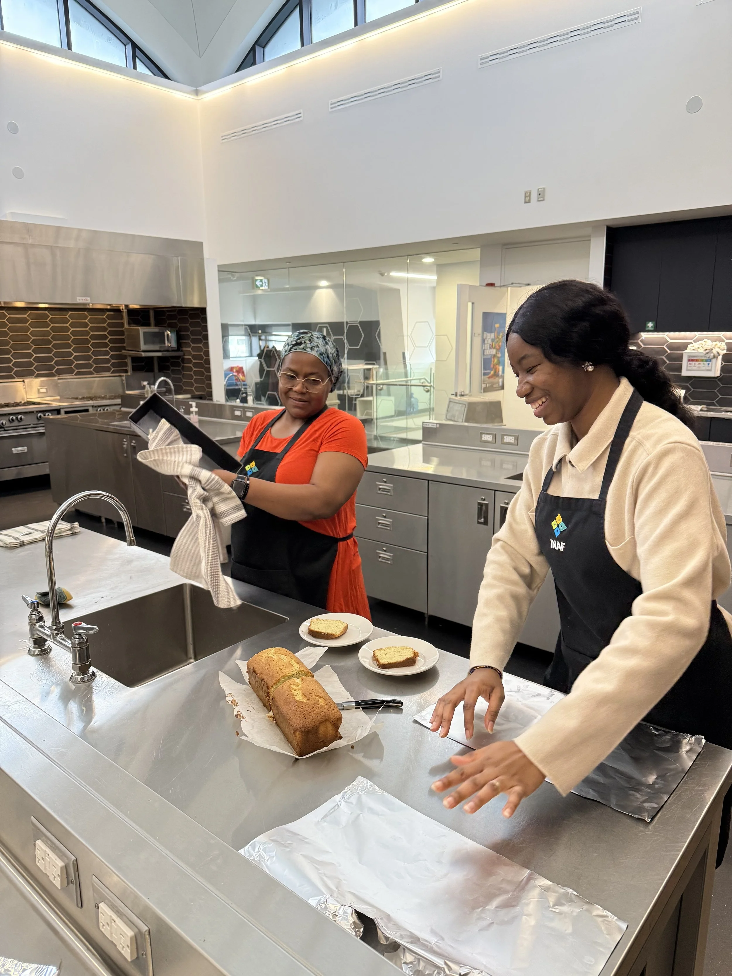 Deux femmes en cuisine - Gâteau et vaisselle