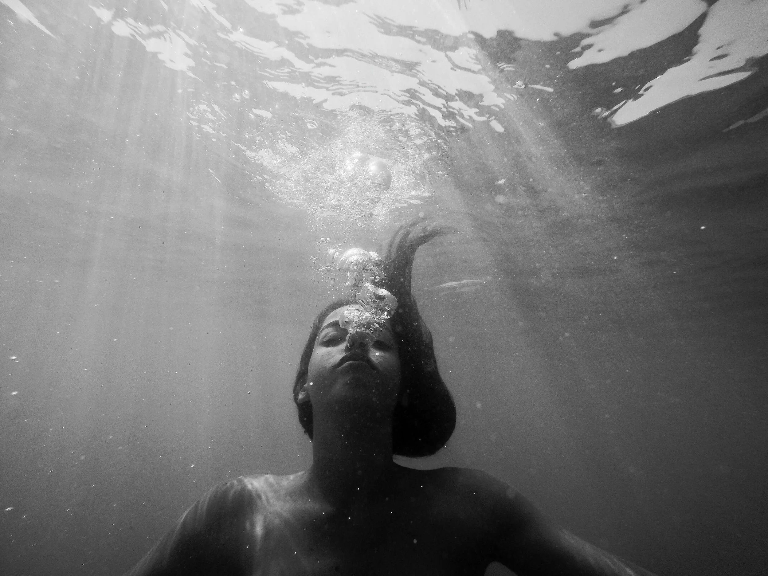 une femme en apnée sous l'eau