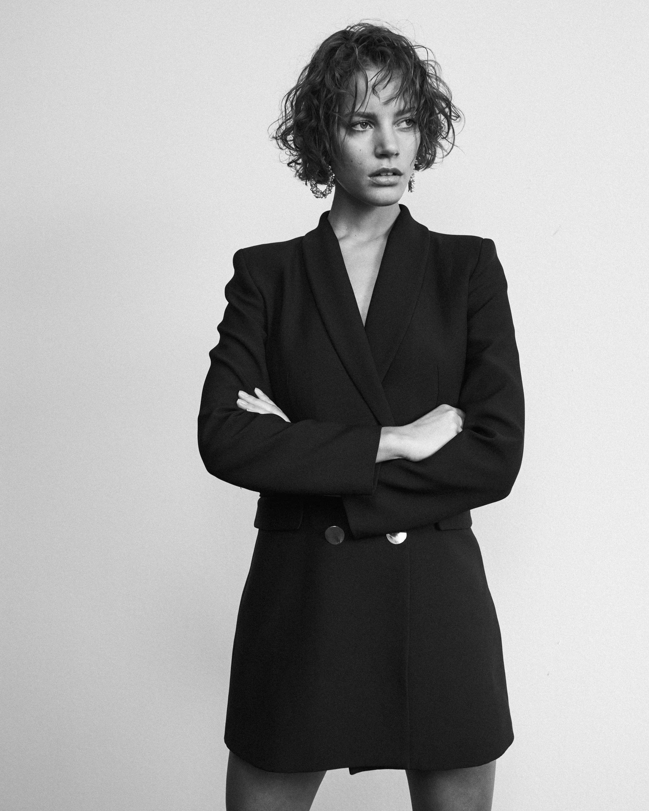 Fotoshooting mit Model Aino, Schwarz-Weiß-Fotografie, Fotograf Stephan Glathe, Fashion Styling Susi Bauer, Hair & Make-up Artist am Set Jennifer Krzechki