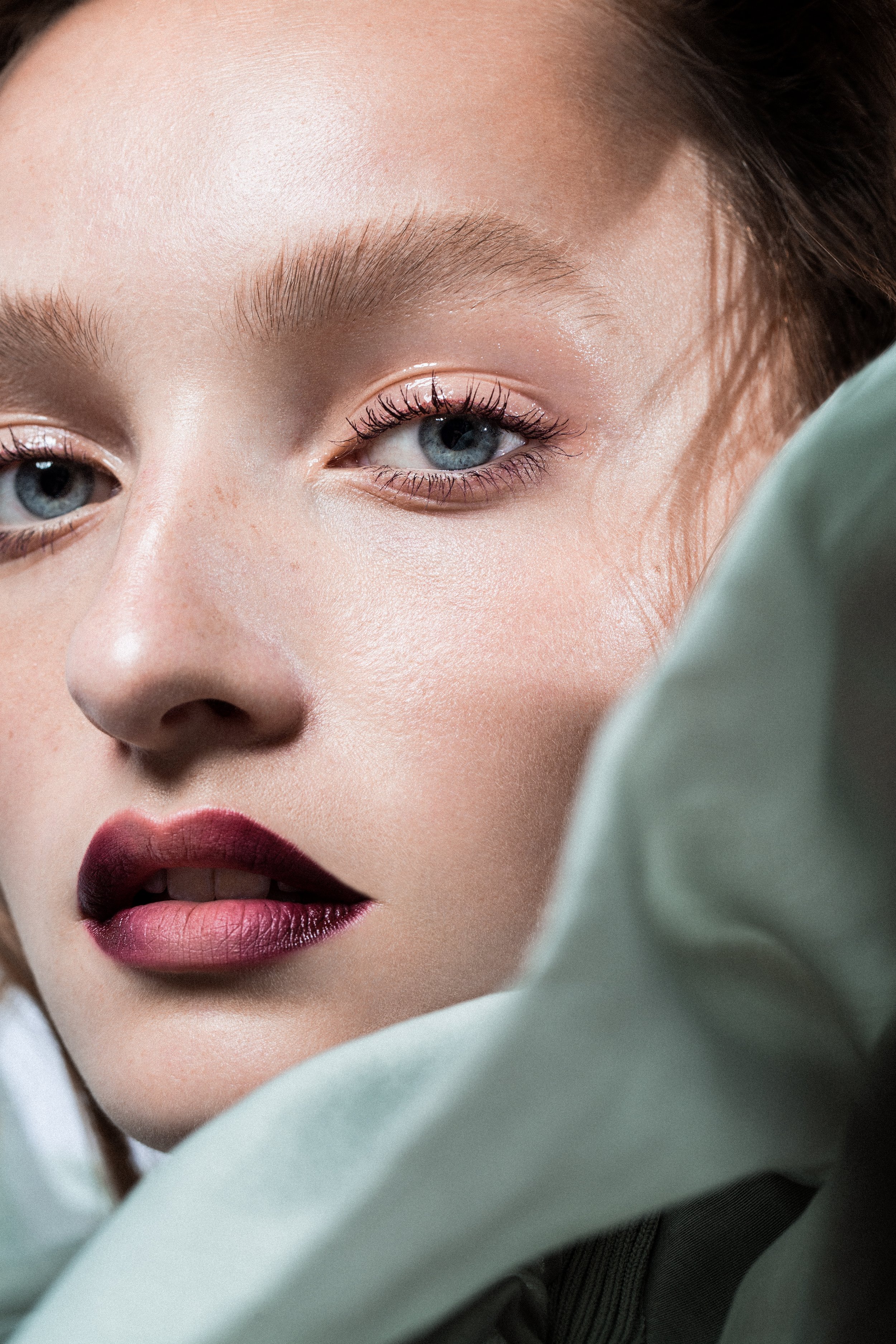 Beauty Make-up Editorial mit dem Model Gesa, fotografiert im Studio in Düsseldorf von Lisa Jureczko, professionelles Make-up und Hairstyling von Jennifer Krzechki. Using Chanel Beauty.