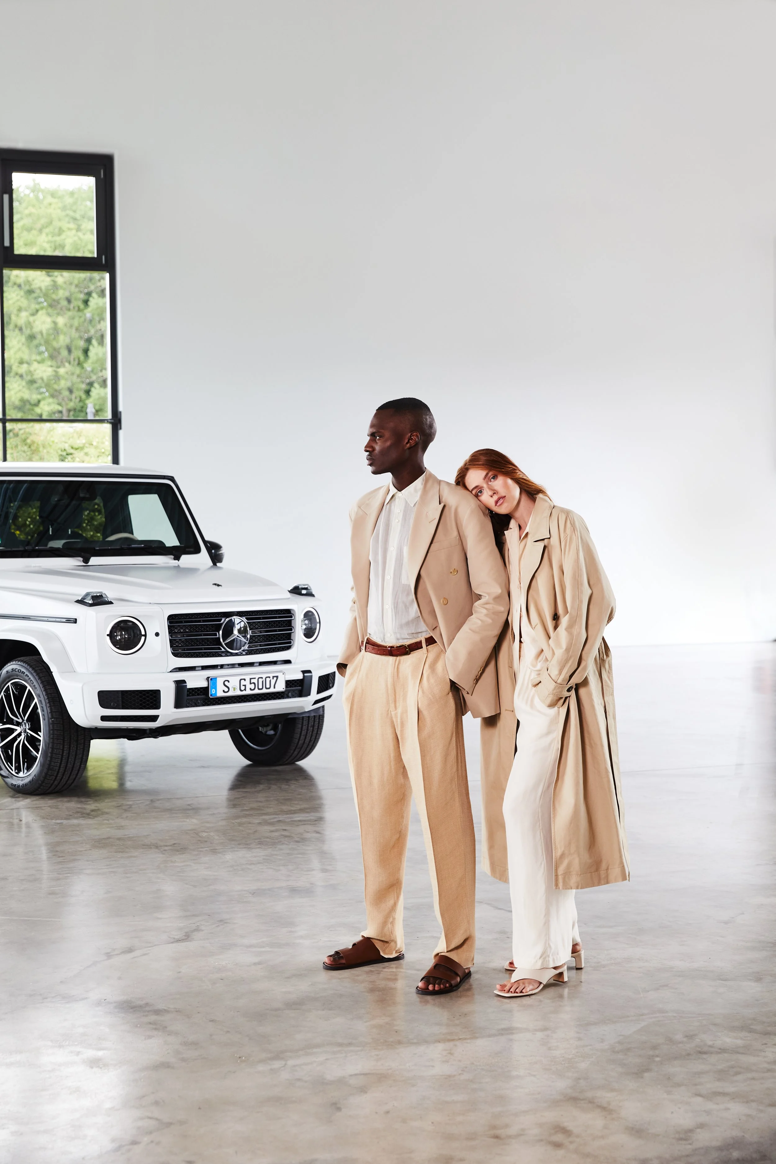 Social Media Content Foto-und Videoshooting für weiße Mercedes Benz G-Klasse. Hair & Make-up Artist Jennifer Krzechki, Fotografin Stefanie Päffgen, Agentur Banauten, Fashion Styling Marejke Schmidt.