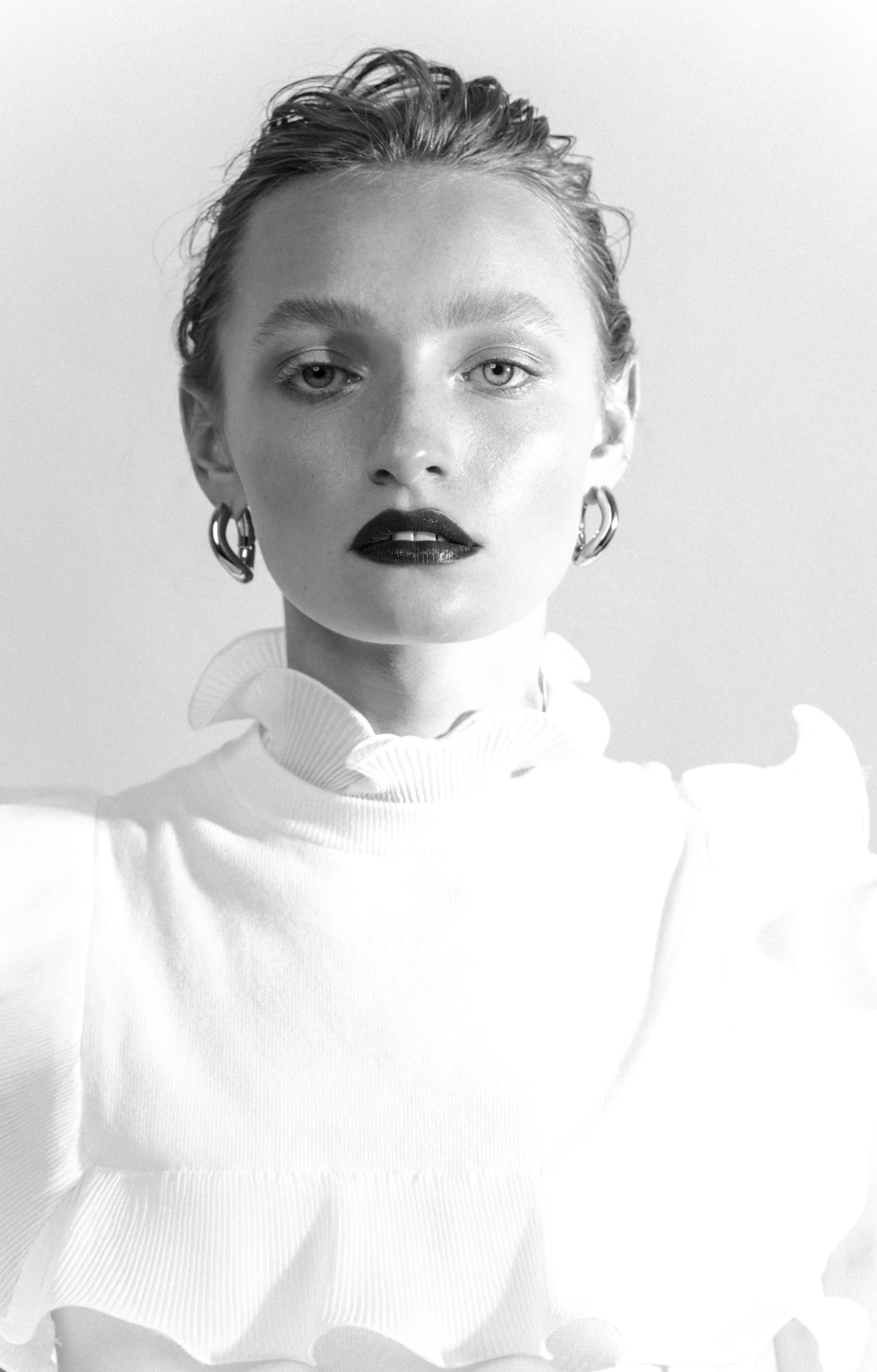 Beauty Make-up Editorial mit dem Model Gesa, fotografiert im Studio in Düsseldorf von Lisa Jureczko, professionelles Make-up und Hairstyling von Jennifer Krzechki. Using Chanel Beauty.