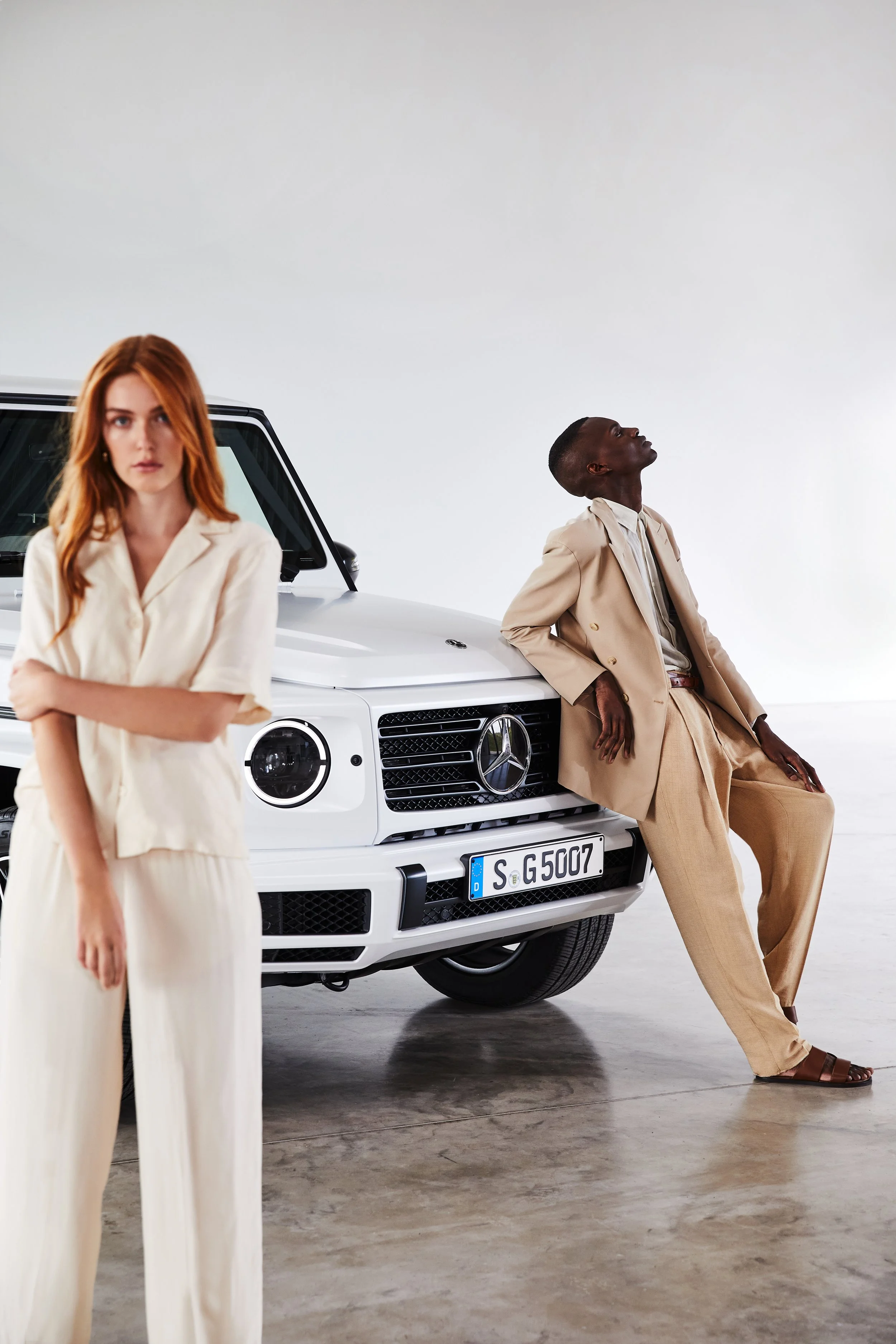 Social Media Content Foto-und Videoshooting für weiße Mercedes Benz G-Klasse. Hair & Make-up Artist Jennifer Krzechki, Fotografin Stefanie Päffgen, Agentur Banauten, Fashion Styling Marejke Schmidt.