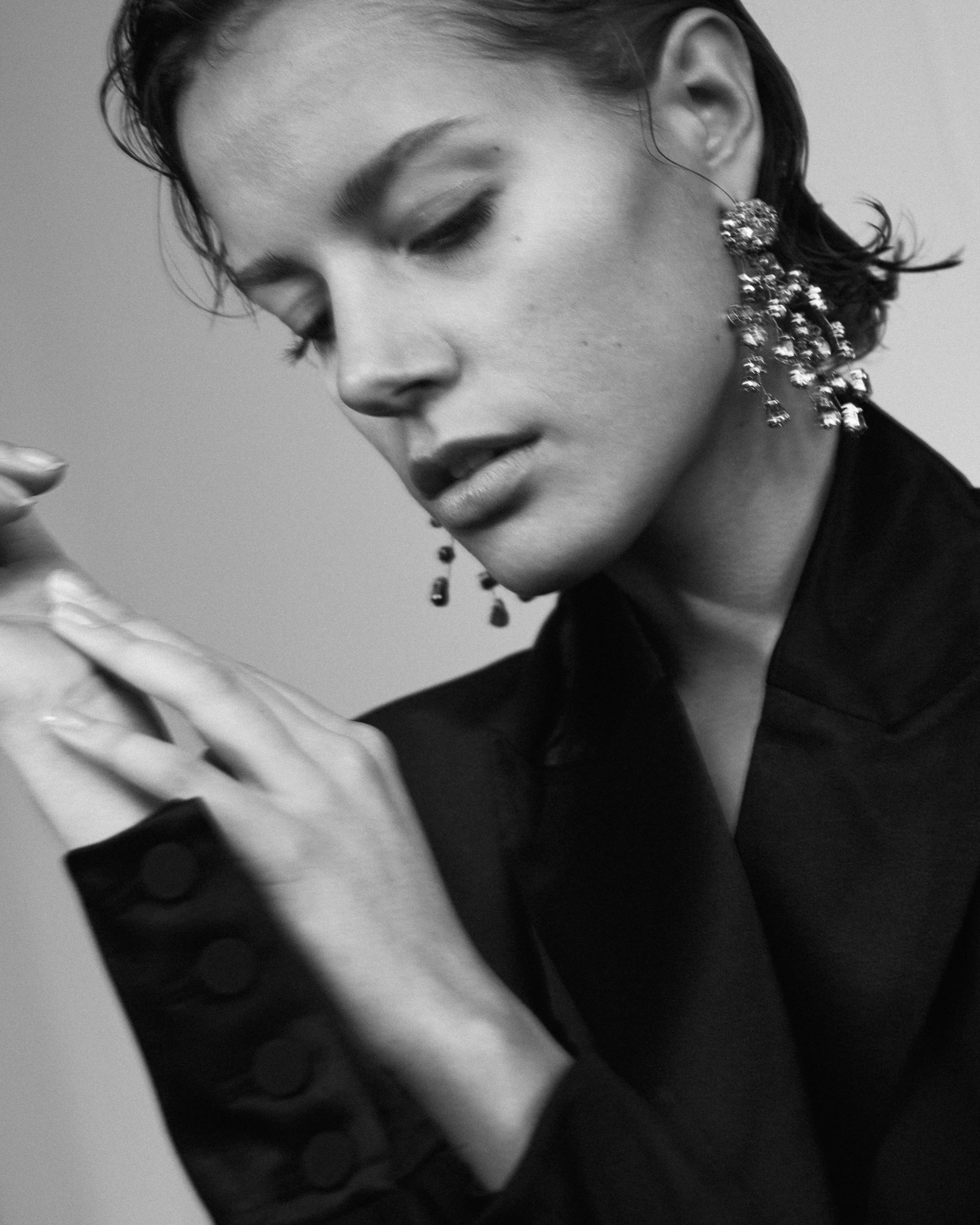 Fotoshooting mit Model Aino, Schwarz-Weiß-Fotografie, Fotograf Stephan Glathe, Fashion Styling Susi Bauer, Hair & Make-up Artist am Set Jennifer Krzechki