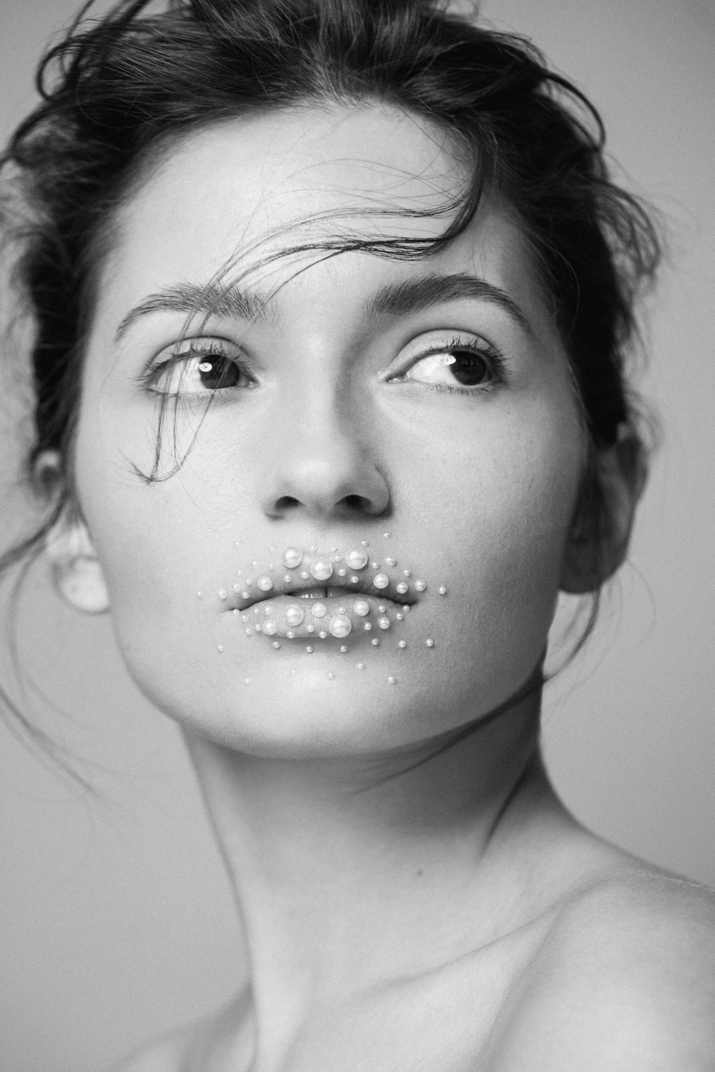 Editorial-Beauty-Look aus Perlen, gestylt von Hair & Make-up Artist Jennifer Krzechki. Model Laura, schwarz weiß Fotografie von Lisa Jureczko. Using Dior Beauty.
