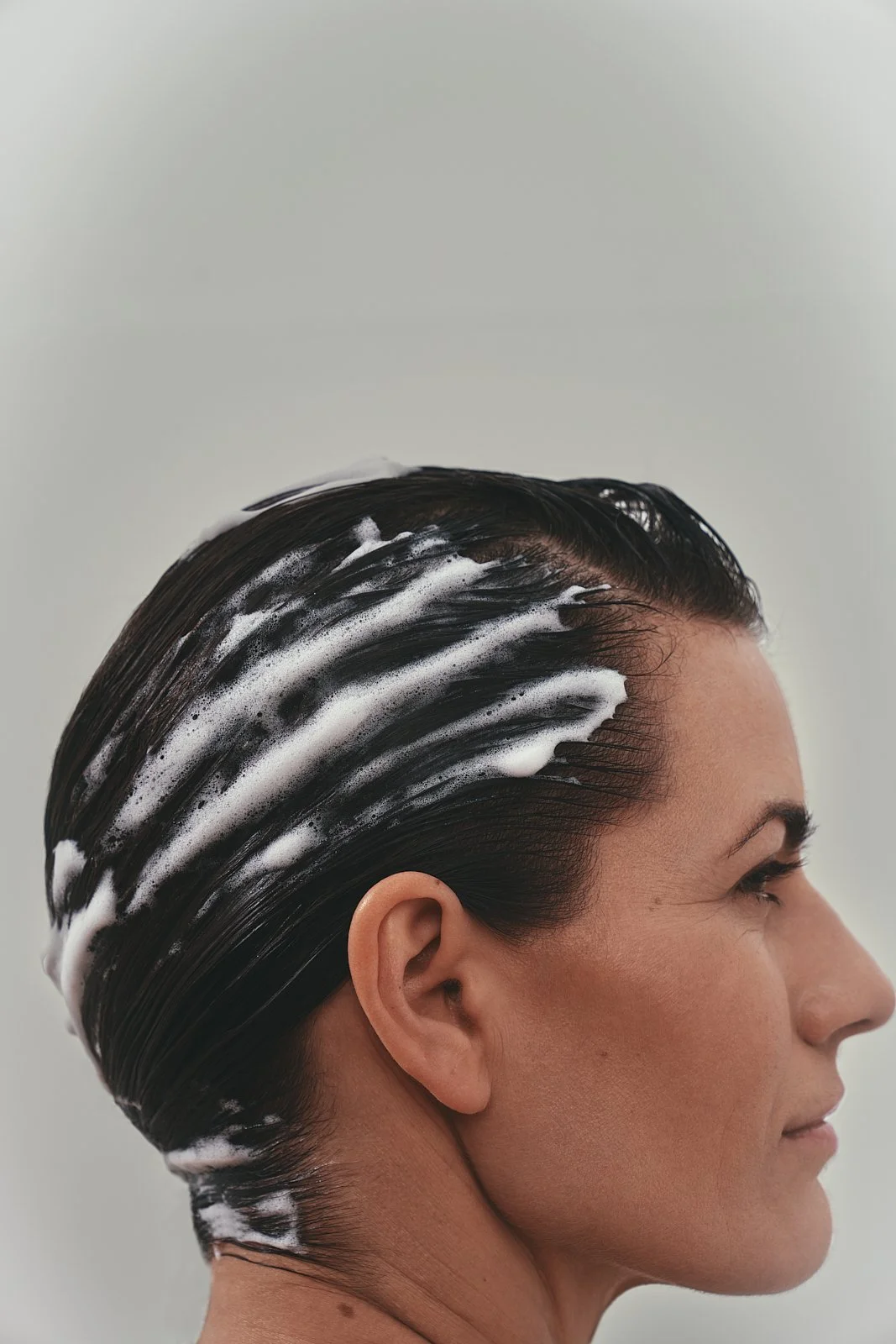 Hairstyling Editorial, nasse Haare mit Shampoo, mit Fotografin Yasmin Maiwald und Model Stefanie Daut. Hair & Make-up Artist Jennifer Krzechki. Using GHD.