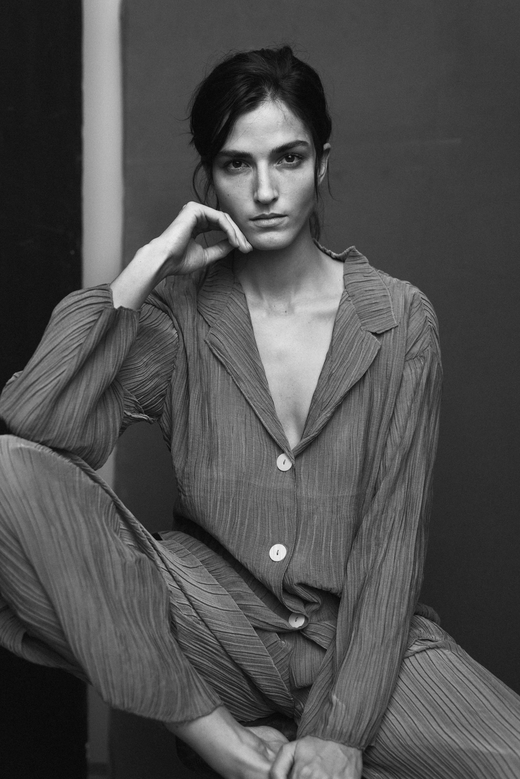 Schwarz Weiß Portrait des Models Nicola Woyczyk (A Management) fotografiert von Fotograf Stephan Glathe. Hairstyling & Make-up Jennifer Krzechki. Using NARS.