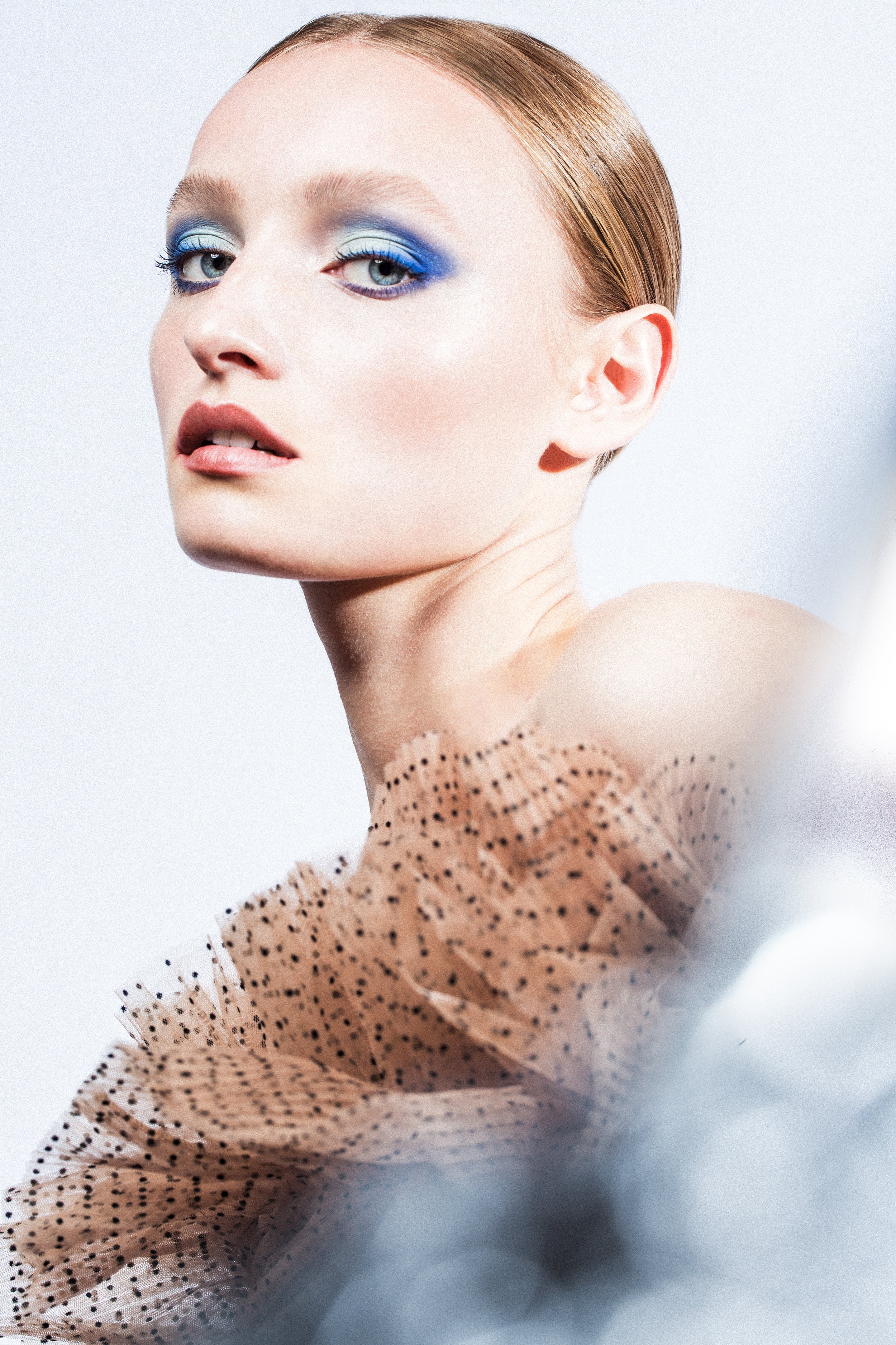 Beauty Make-up Editorial mit dem Model Gesa, fotografiert im Studio in Düsseldorf von Lisa Jureczko, professionelles Make-up und Hairstyling von Jennifer Krzechki. Using Chanel Beauty.