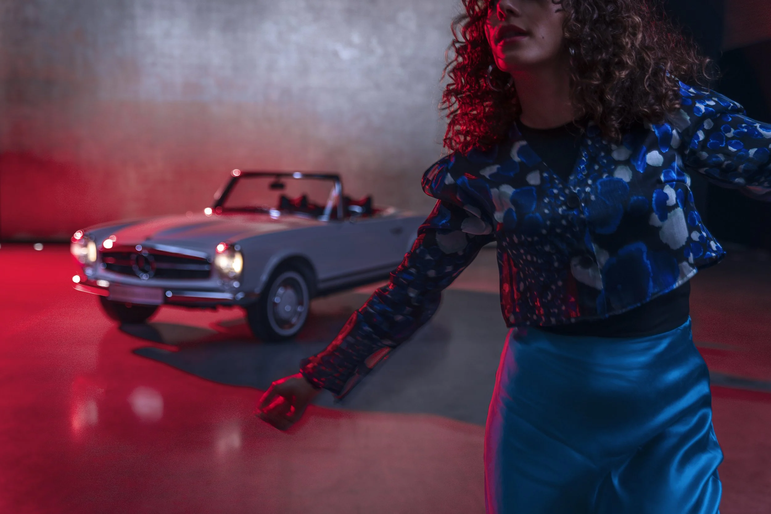 Kampagne für Mercedes Benz Museum Stuttgart Oldtimer SL Legacy Ausstellung. Photography Philipp Rupprecht, Fashion Styling Natalie Schneider, Hairstyling & Make-up Jennifer Krzechki. Using Chanel Beauty.