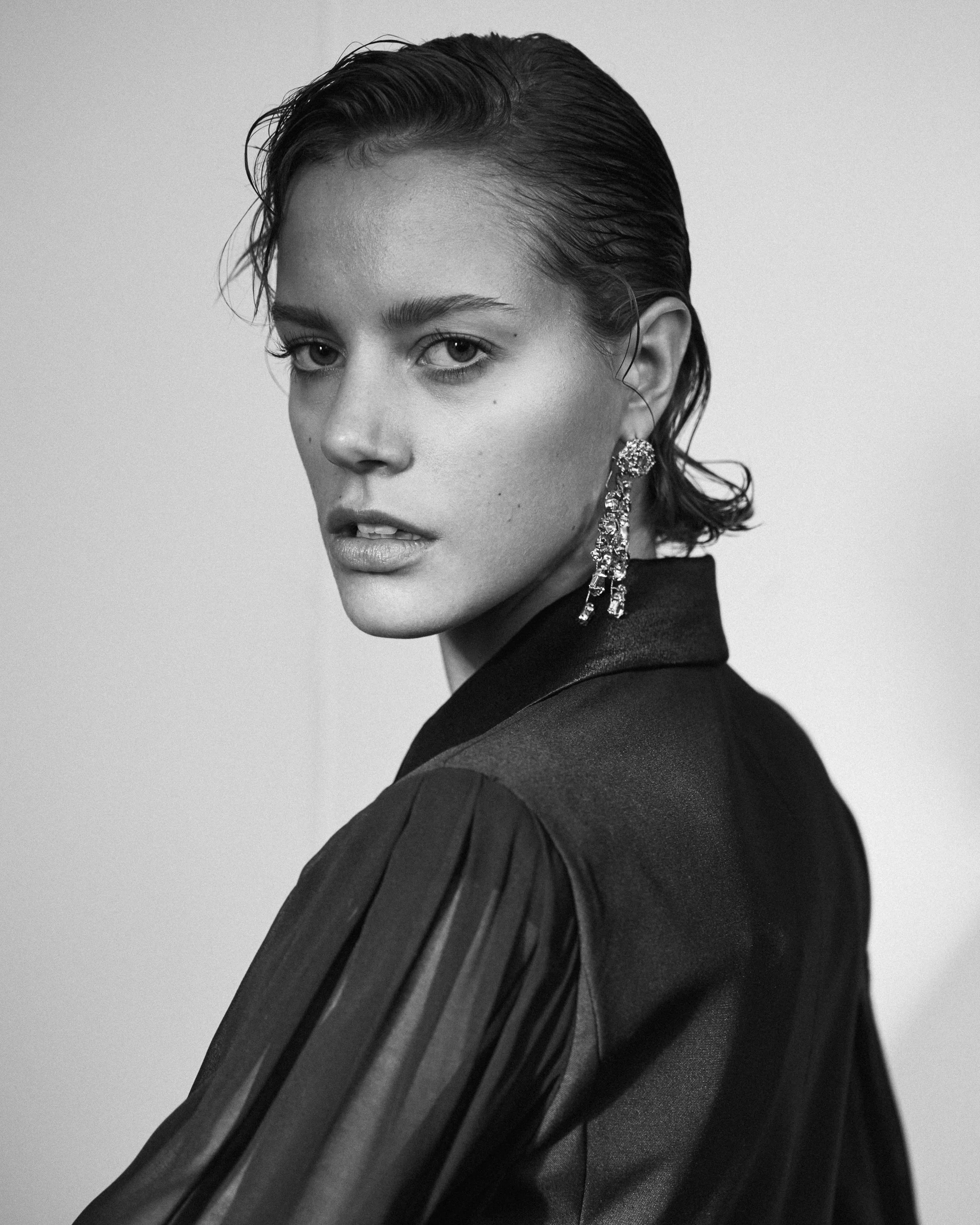 Fotoshooting mit Model Aino, Schwarz-Weiß-Fotografie, Fotograf Stephan Glathe, Fashion Styling Susi Bauer, Hair & Make-up Artist am Set Jennifer Krzechki