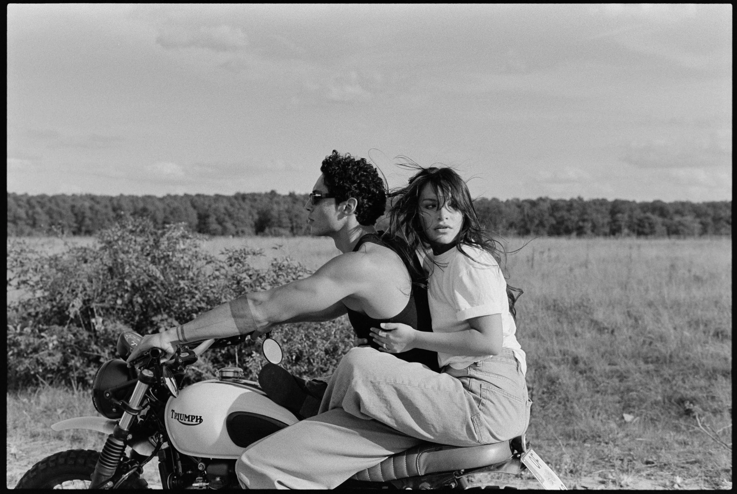 "The Road Beyond" Editorial für Numero Netherlands mit dem internationalen Model Cristiano Palmerini, fotografiert von Constantin Slotty, Fashion Styling Jenni Tarasova, Hairstyling und Make-up Jennifer Krzechki.