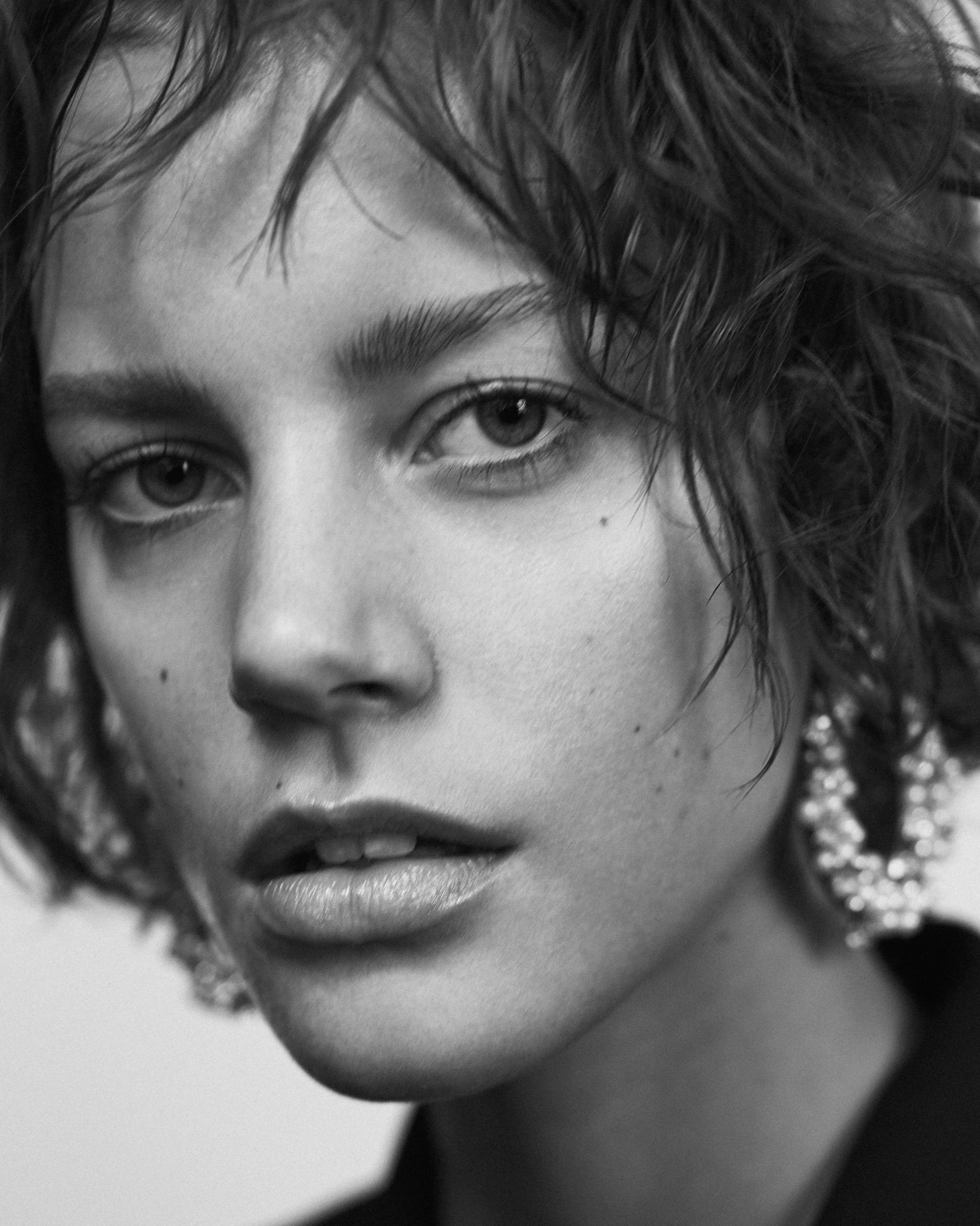 Fotoshooting mit Model Aino, Schwarz-Weiß-Fotografie, Fotograf Stephan Glathe, Fashion Styling Susi Bauer, Hair & Make-up Artist am Set Jennifer Krzechki