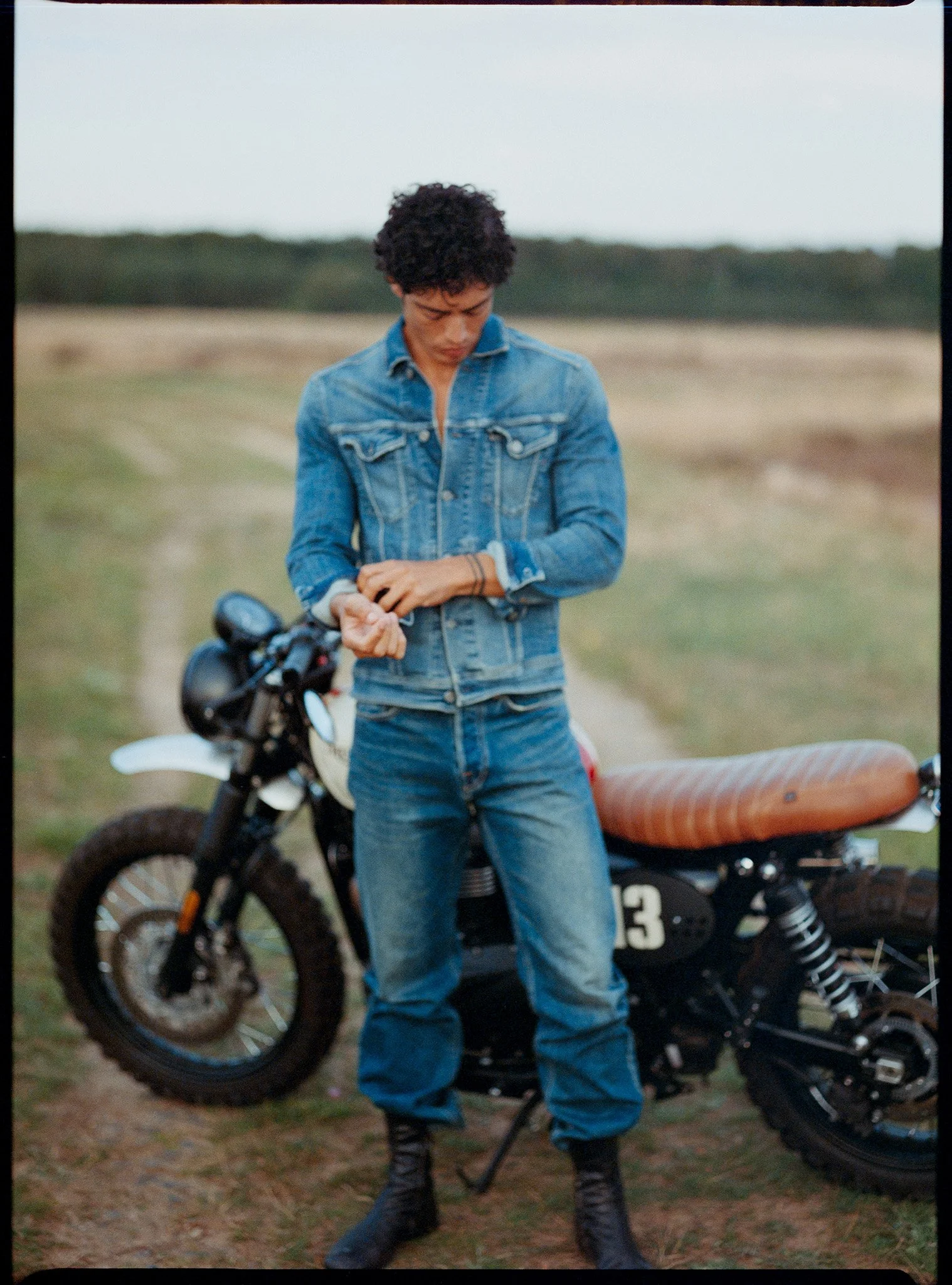 "The Road Beyond" Editorial für Numero Netherlands mit dem internationalen Model Cristiano Palmerini, fotografiert von Constantin Slotty, Fashion Styling Jenni Tarasova, Hairstyling und Make-up Jennifer Krzechki.