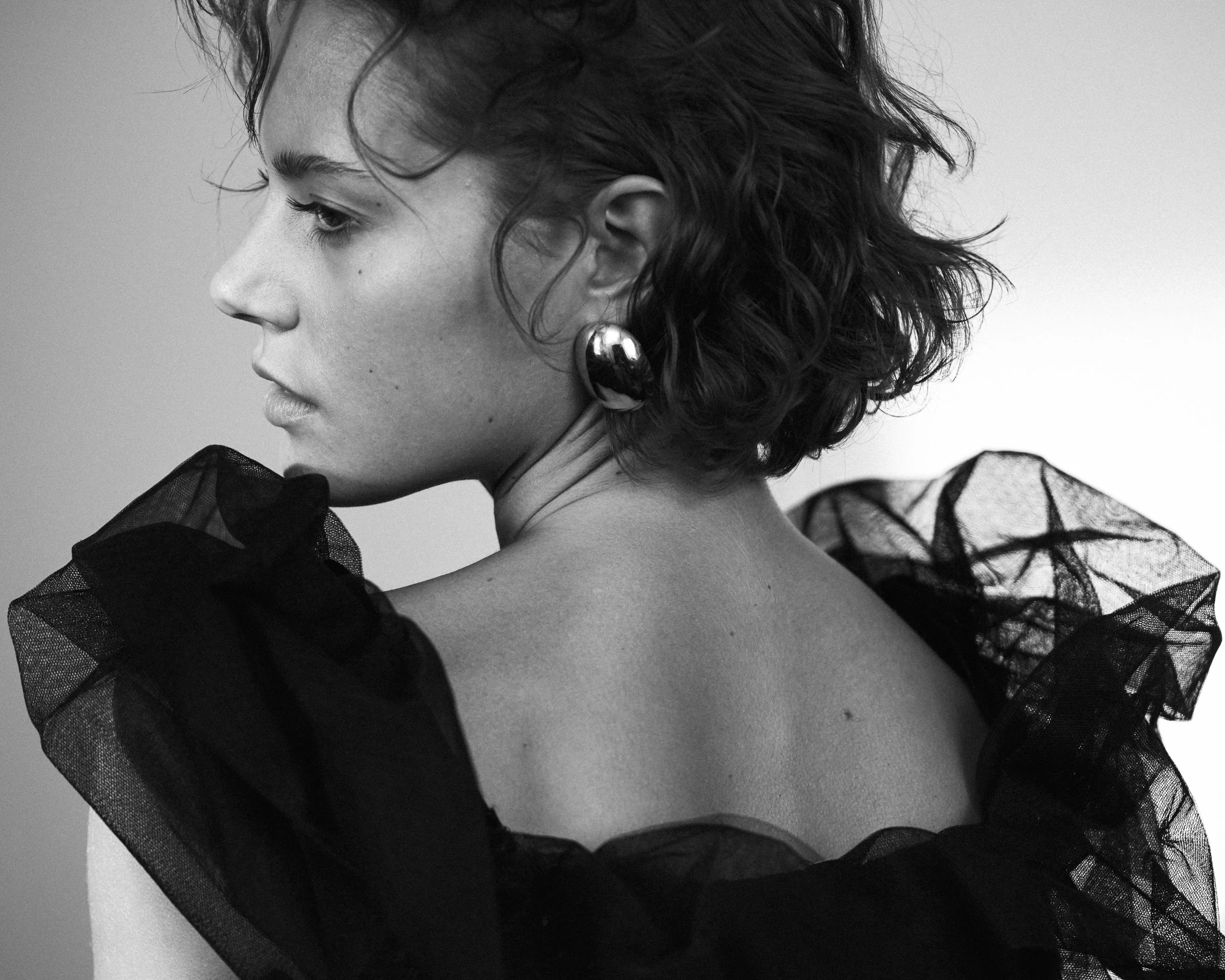 Fotoshooting mit Model Aino, Schwarz-Weiß-Fotografie, Fotograf Stephan Glathe, Fashion Styling Susi Bauer, Hair & Make-up Artist am Set Jennifer Krzechki