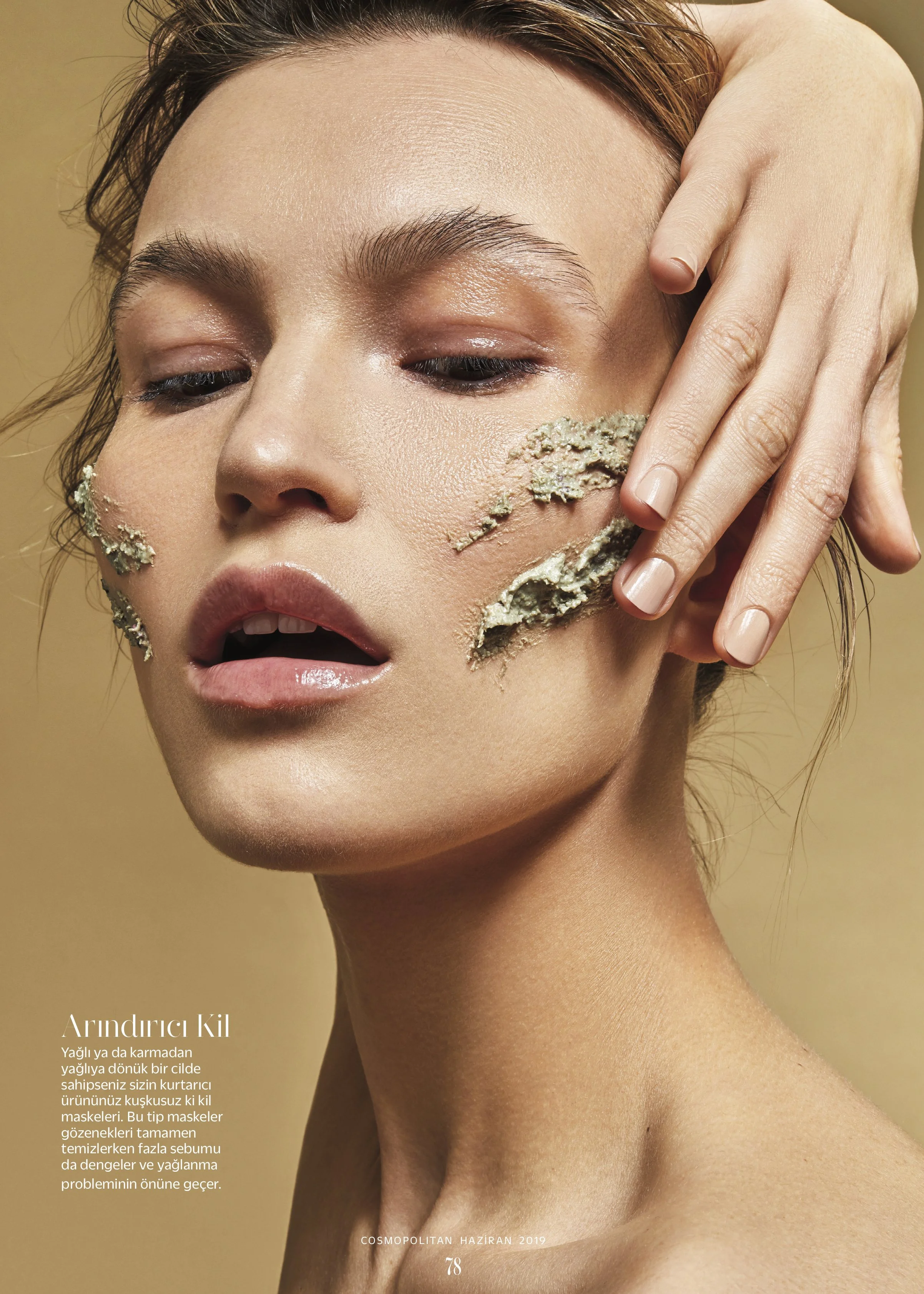 Beauty Skincare Editorial mit Glow Gesichtsmaske zur Hautpflege für das Magazin Cosmopolitan, fotografiert im Studio in Köln von Per Florian Appelgren, Model Agata, Hair & Make-up Artist Jennifer Krzechki. Using Biologique Recherche.