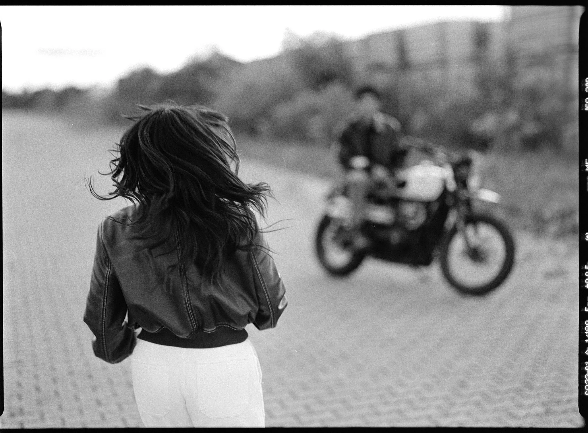 "The Road Beyond" Editorial für Numero Netherlands mit dem internationalen Model Cristiano Palmerini, fotografiert von Constantin Slotty, Fashion Styling Jenni Tarasova, Hairstyling und Make-up Jennifer Krzechki.