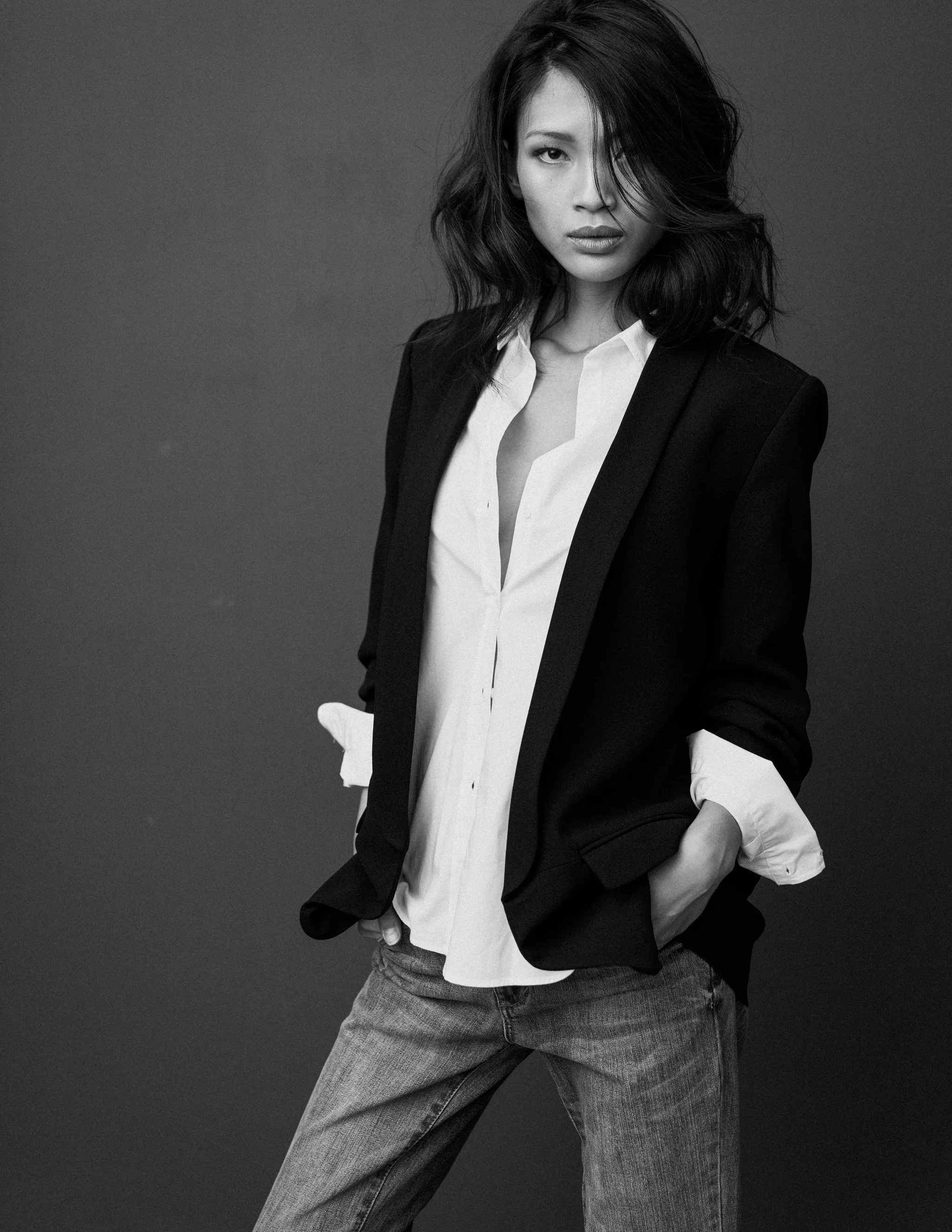 Schwarz-Weiß-Portrait von Model Tien Vu (Munich Models), fotografiert von Fotograf Stephan Glathe, Hair & Make-up Artist Jennifer Krzechki. Using Armani Beauty.