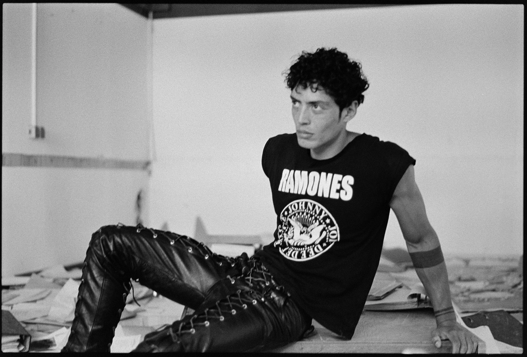 "The Road Beyond" Editorial für Numero Netherlands mit dem internationalen Model Cristiano Palmerini, fotografiert von Constantin Slotty, Fashion Styling Jenni Tarasova, Hairstyling und Make-up Jennifer Krzechki.