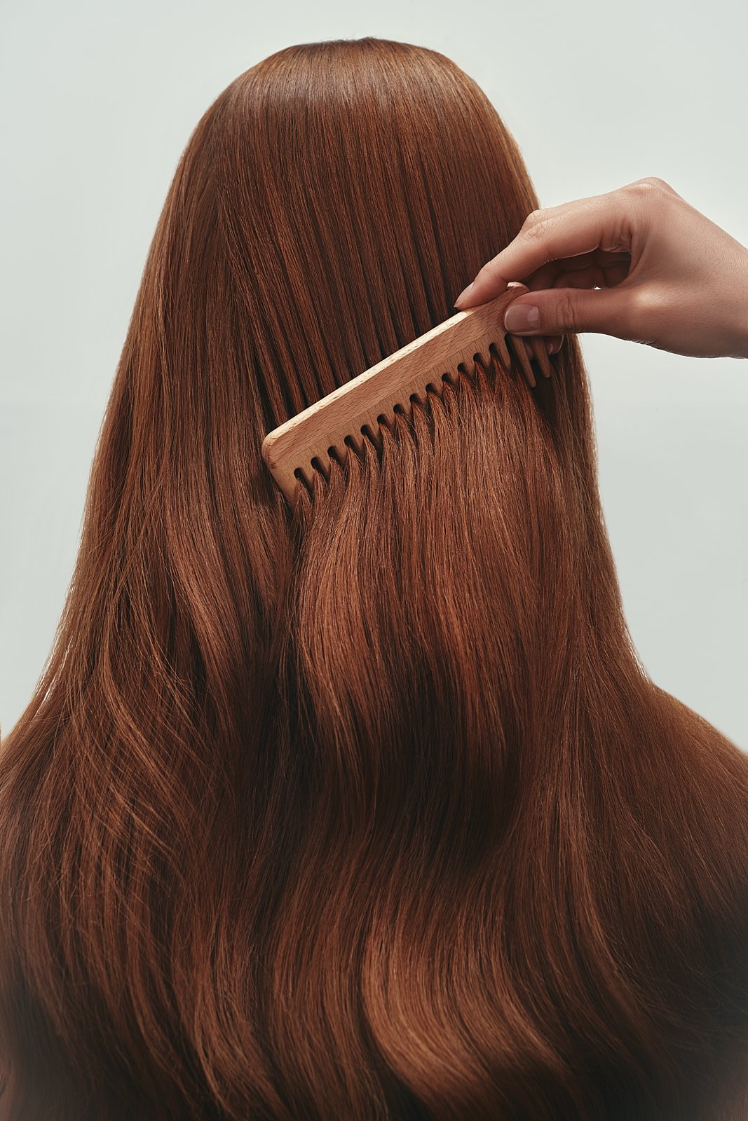 Hairstyling Editorial, rote Haare mit Kamm, mit Fotografin Yasmin Maiwald und Model Katharina. Hair & Make-up Artist Jennifer Krzechki. Using GHD.