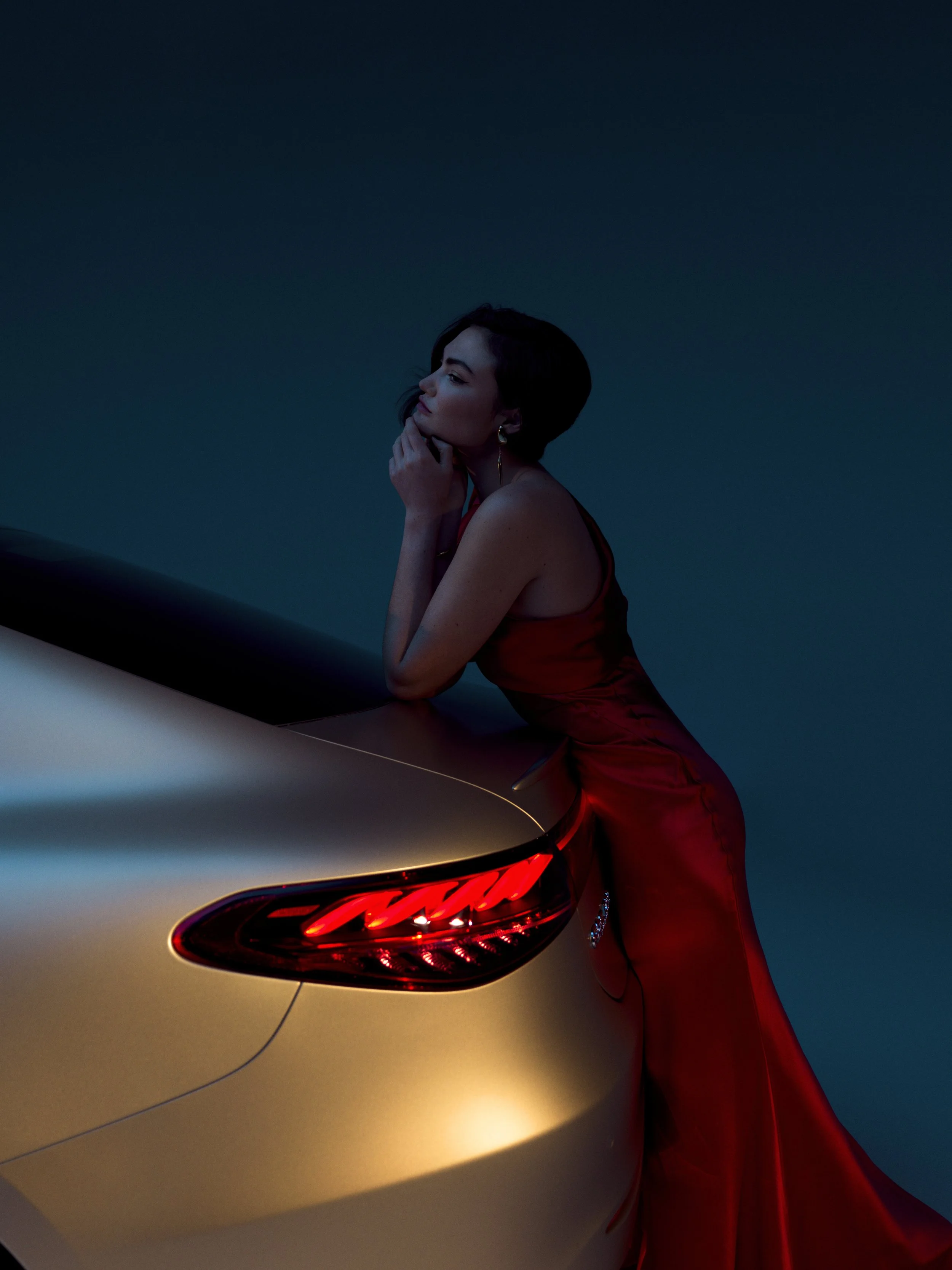 Porträt des internationalen Models Sadie Miller aus einer Social Media Content Foto-und Video Produktion für Mercedes Benz / Maybach. Hair & Make-up Artist Jennifer Krzechki, Fotograf Yannick Wolff, Agentur Banauten, Fashion Styling Adelaida Cue Bär