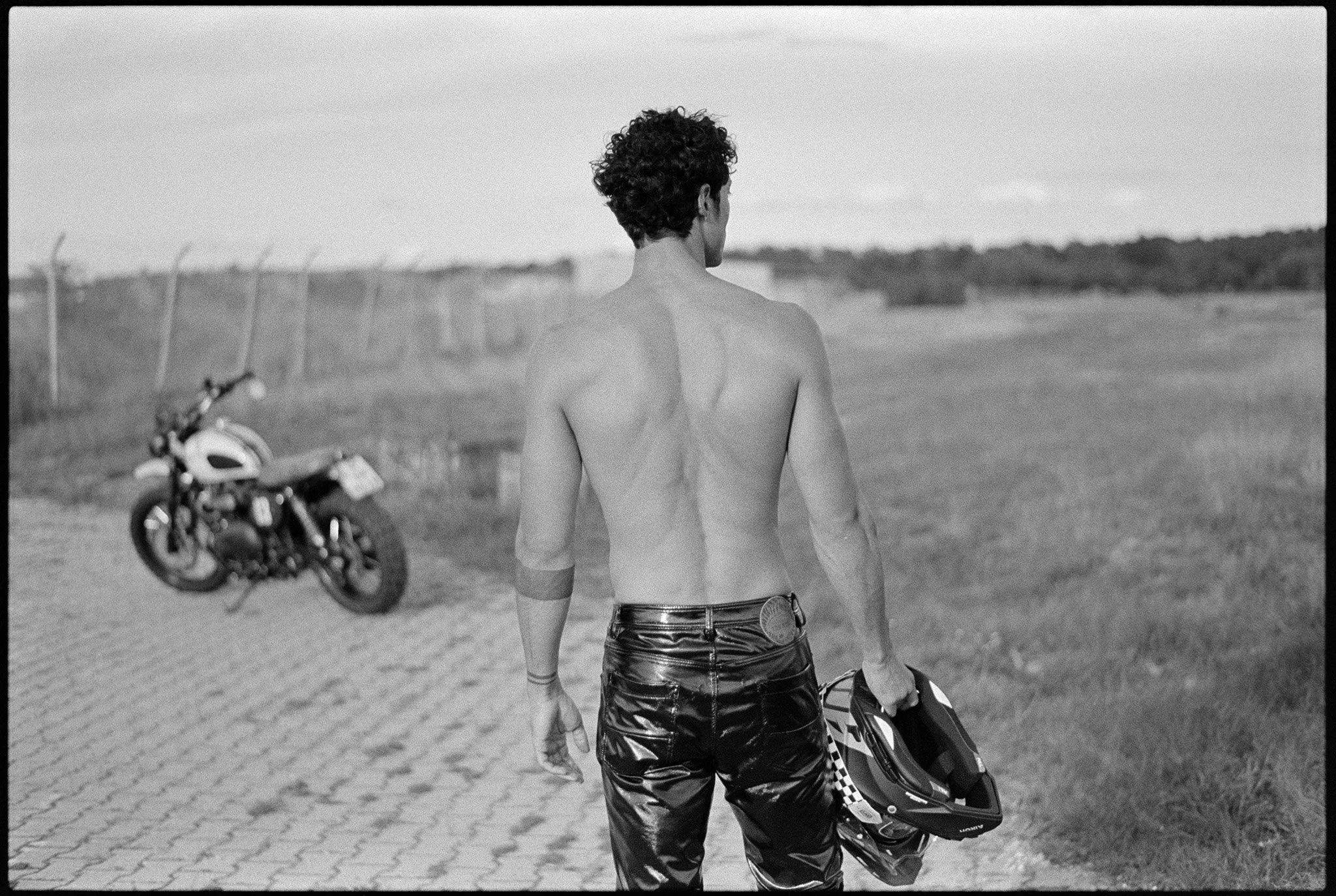 "The Road Beyond" Editorial für Numero Netherlands mit dem internationalen Model Cristiano Palmerini, fotografiert von Constantin Slotty, Fashion Styling Jenni Tarasova, Hairstyling und Make-up Jennifer Krzechki.