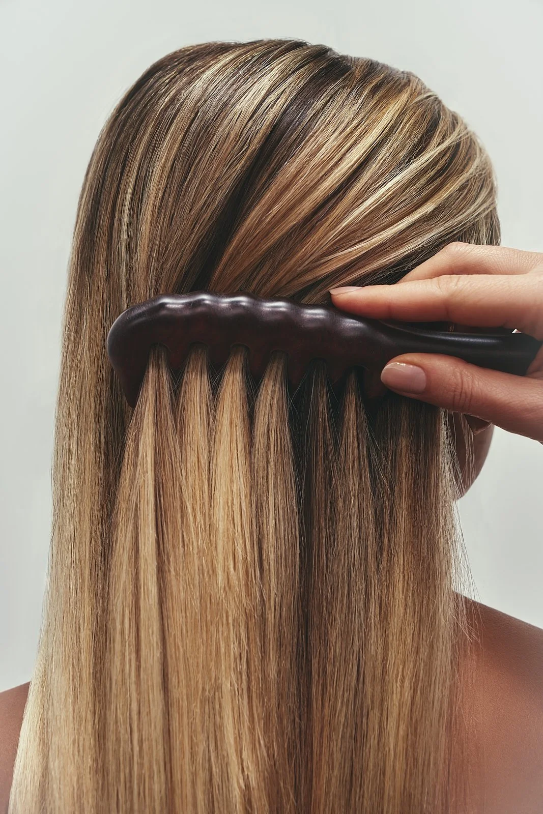Hairstyling Editorial, blonde Haare mit Kamm, mit Fotografin Yasmin Maiwald und Model Katharina. Hair & Make-up Artist Jennifer Krzechki. Using GHD.