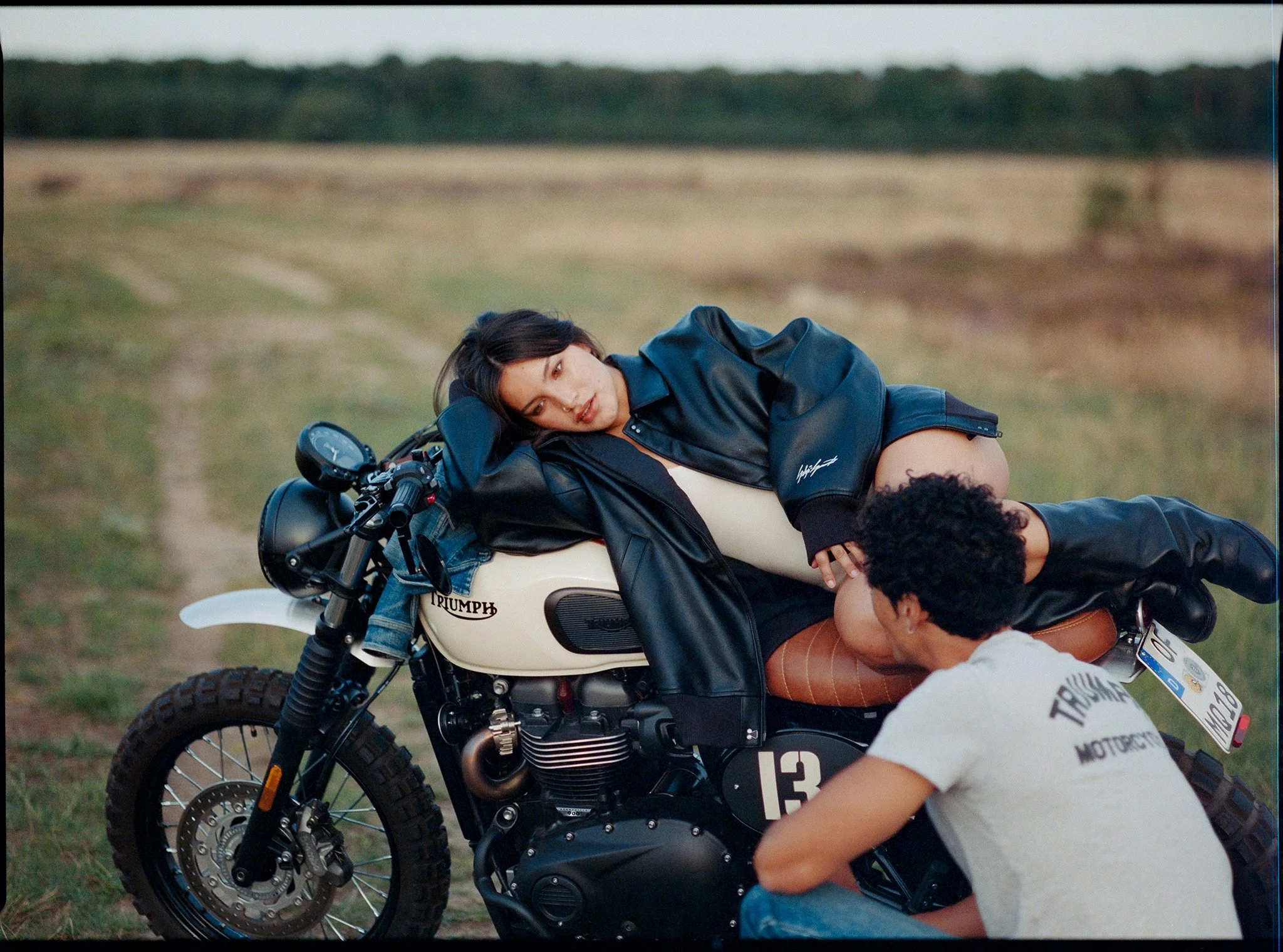 "The Road Beyond" Editorial für Numero Netherlands mit dem internationalen Model Cristiano Palmerini, fotografiert von Constantin Slotty, Fashion Styling Jenni Tarasova, Hairstyling und Make-up Jennifer Krzechki.