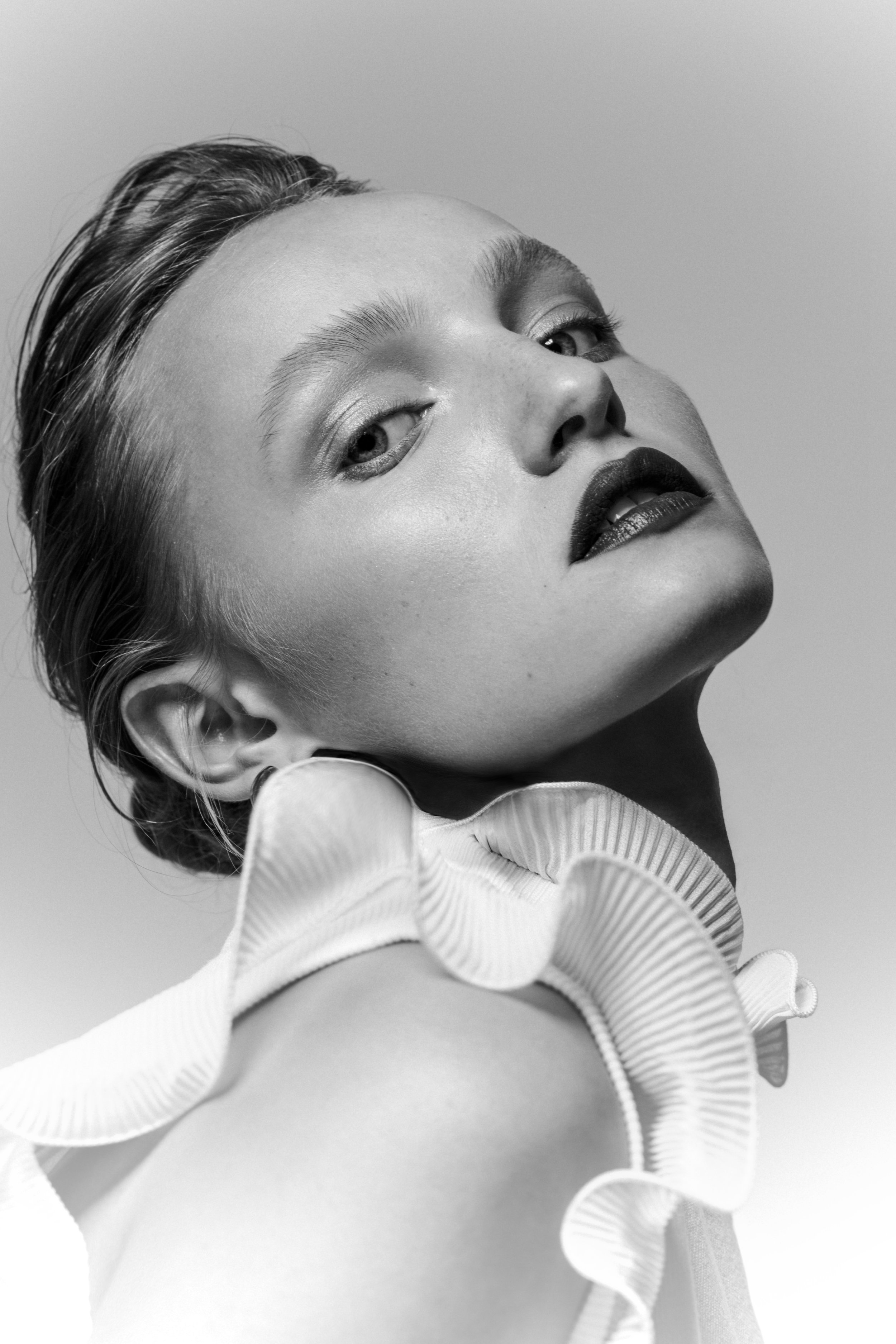 Beauty Make-up Editorial mit dem Model Gesa, fotografiert im Studio in Düsseldorf von Lisa Jureczko, professionelles Make-up und Hairstyling von Jennifer Krzechki. Using Chanel Beauty.