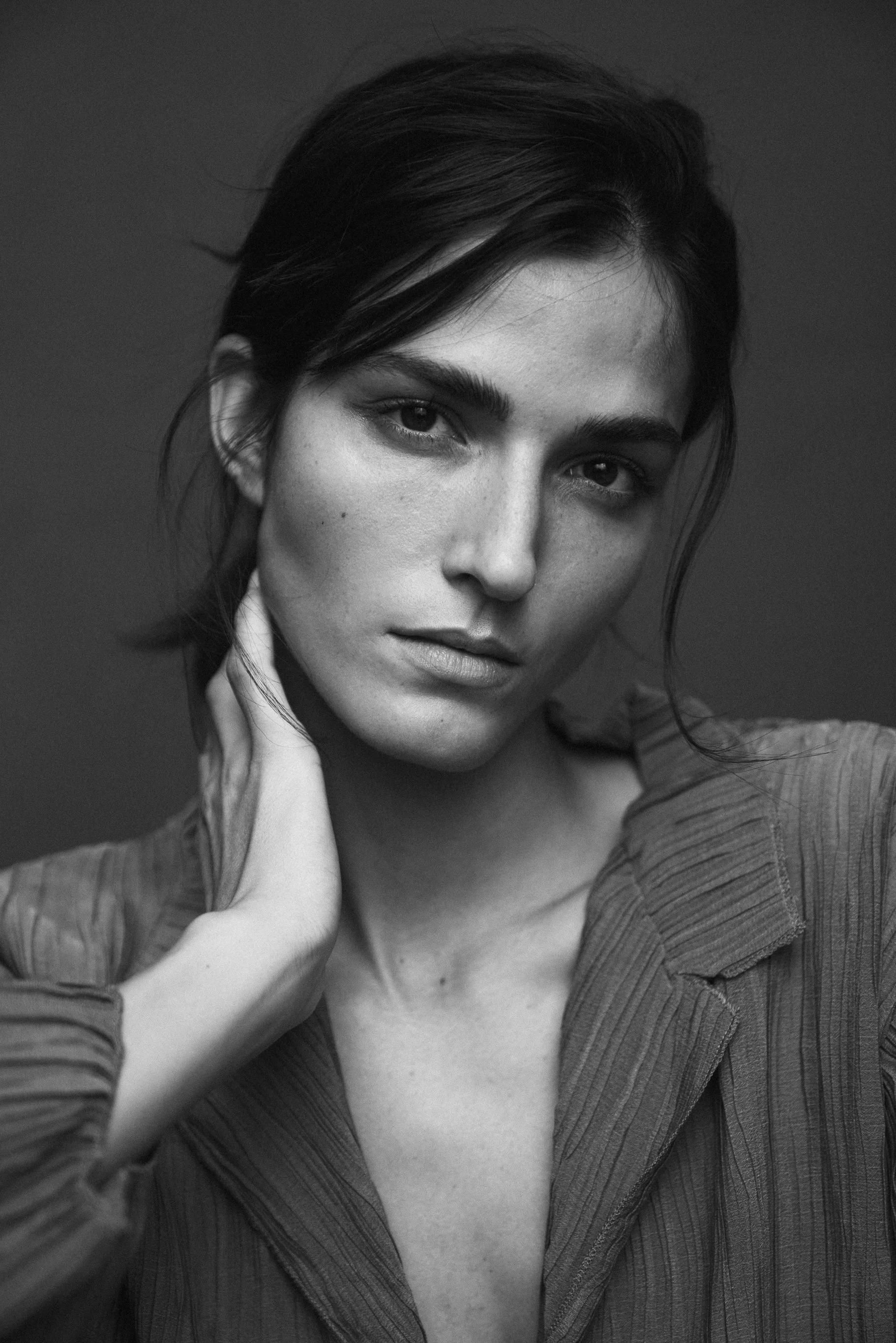 Schwarz Weiß Portrait des Models Nicola Woyczyk (A Management) fotografiert von Fotograf Stephan Glathe. Hairstyling & Make-up Jennifer Krzechki. Using NARS.