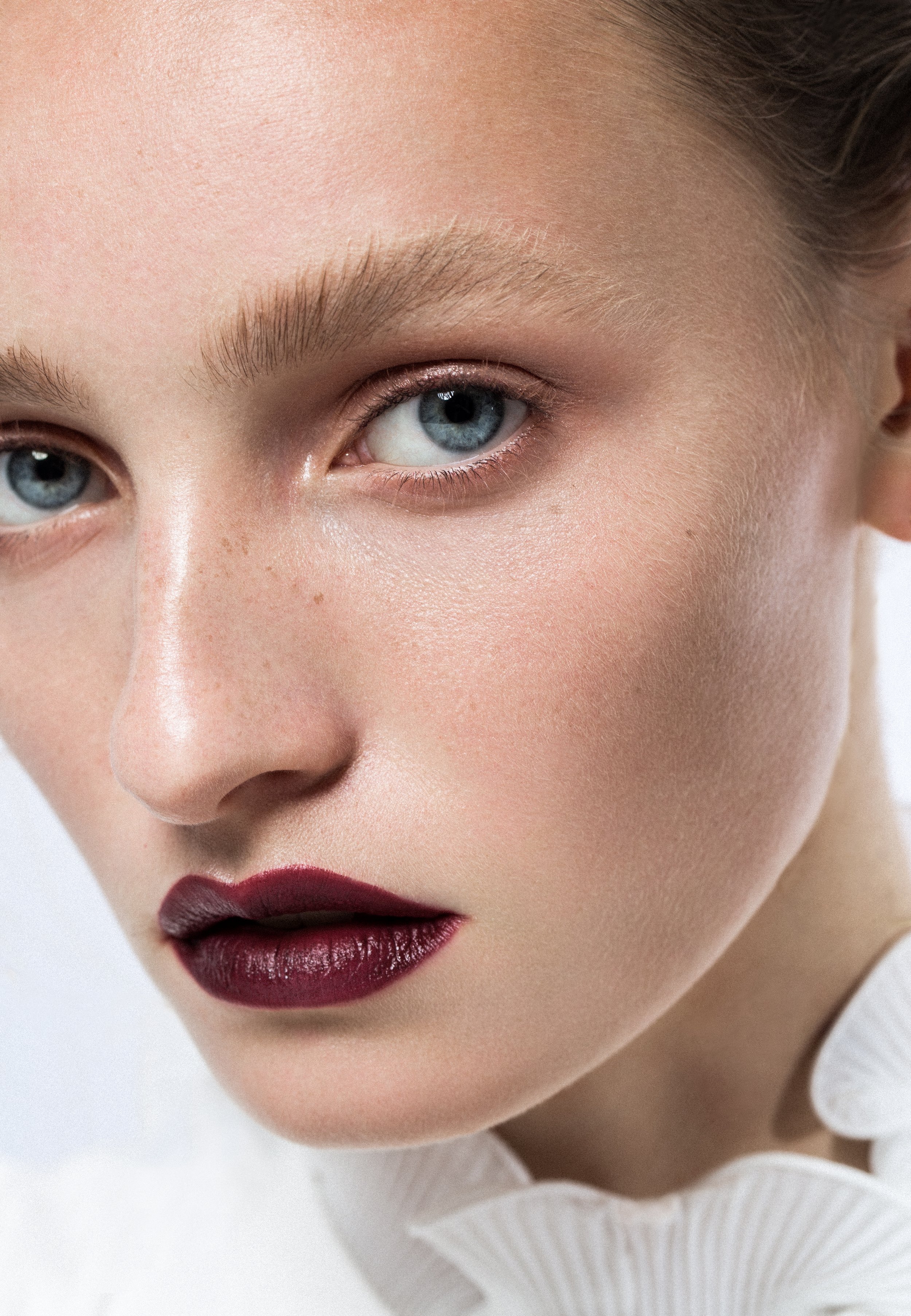 Beauty Make-up Editorial mit dem Model Gesa, fotografiert im Studio in Düsseldorf von Lisa Jureczko, professionelles Make-up und Hairstyling von Jennifer Krzechki. Using Chanel Beauty.