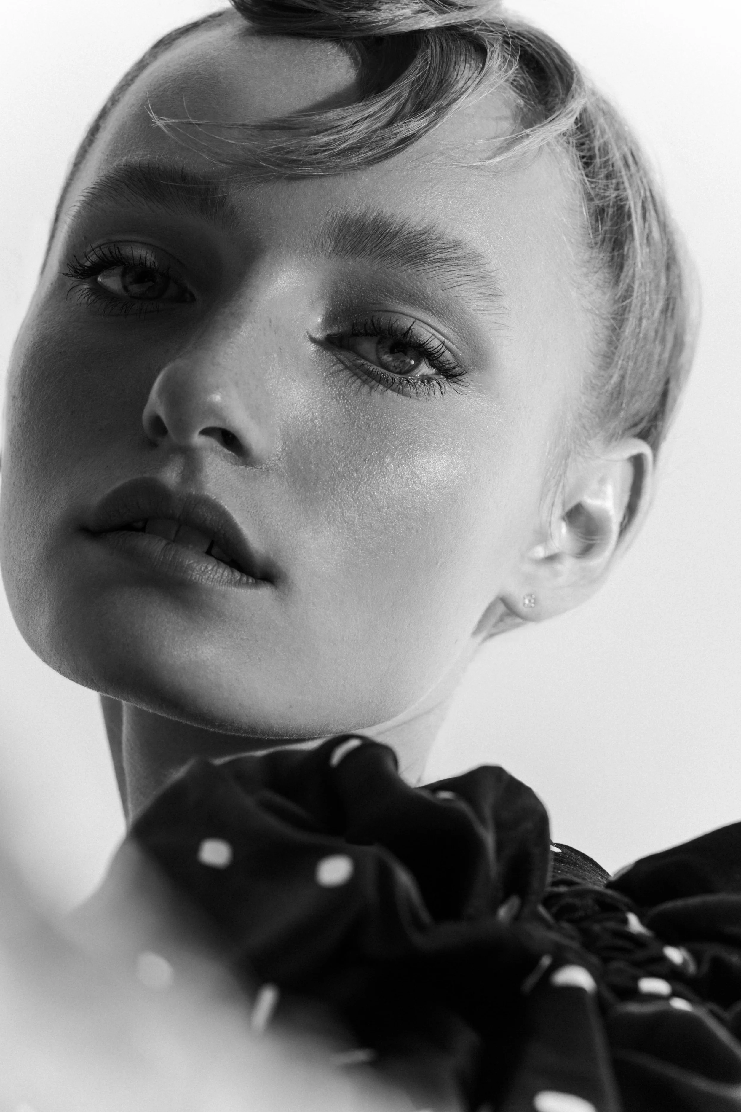 Beauty Make-up Editorial mit dem Model Gesa, fotografiert im Studio in Düsseldorf von Lisa Jureczko, professionelles Make-up und Hairstyling von Jennifer Krzechki. Using Chanel Beauty.