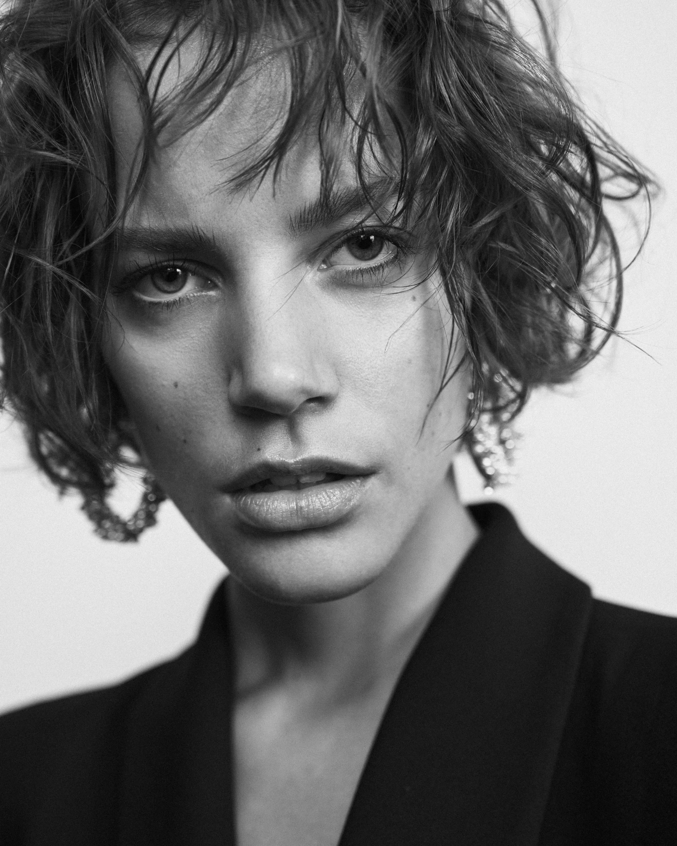 Fotoshooting mit Model Aino, Schwarz-Weiß-Fotografie, Fotograf Stephan Glathe, Fashion Styling Susi Bauer, Hair & Make-up Artist am Set Jennifer Krzechki