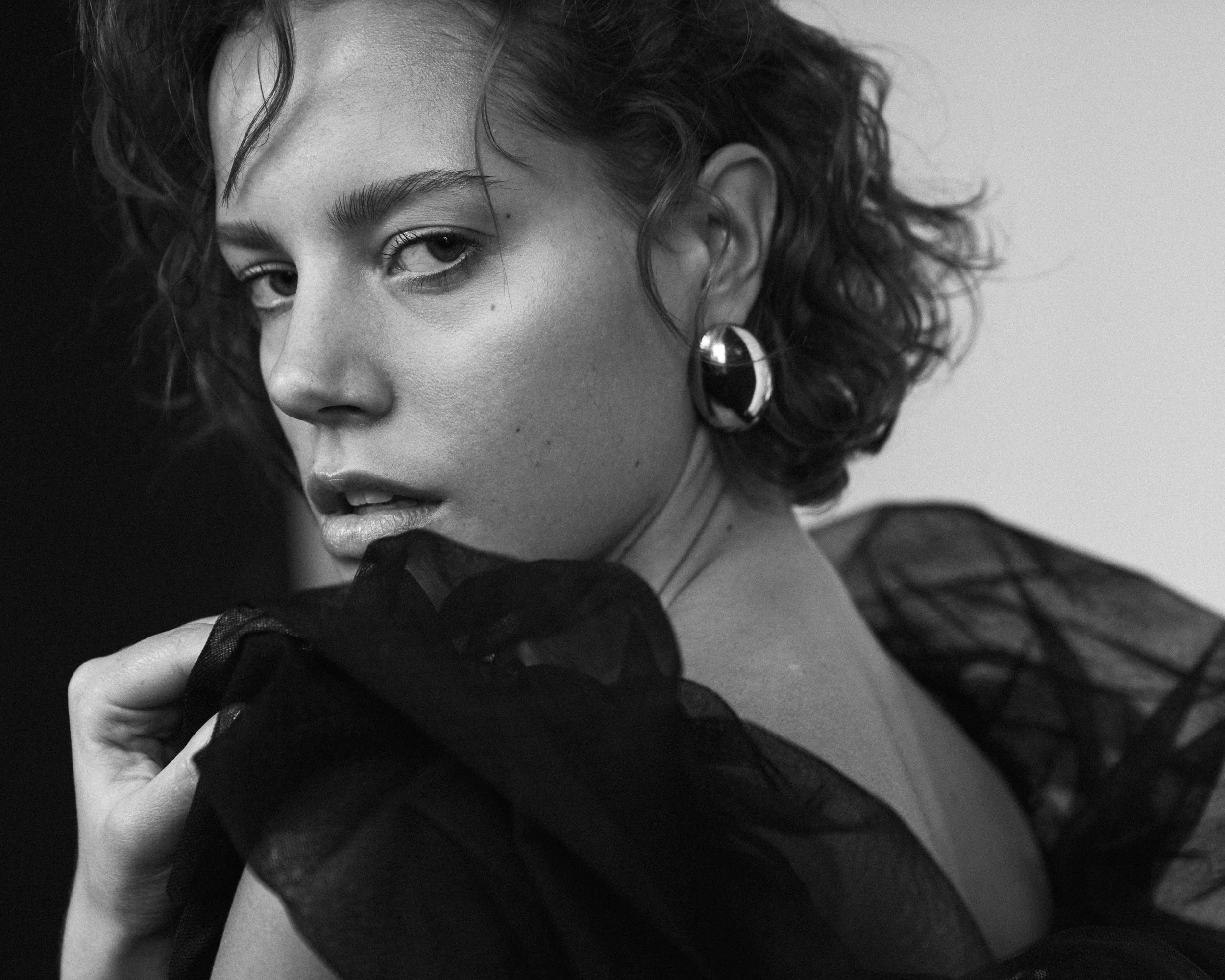 Fotoshooting mit Model Aino, Schwarz-Weiß-Fotografie, Fotograf Stephan Glathe, Fashion Styling Susi Bauer, Hair & Make-up Artist am Set Jennifer Krzechki