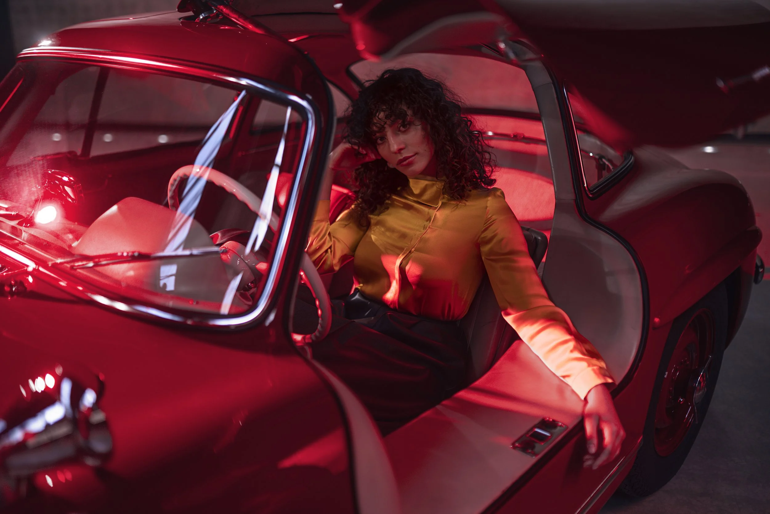 Kampagne für Mercedes Benz Museum Stuttgart Oldtimer SL Legacy Ausstellung. Photography Philipp Rupprecht, Fashion Styling Natalie Schneider, Hairstyling & Make-up Jennifer Krzechki. Using Chanel Beauty.