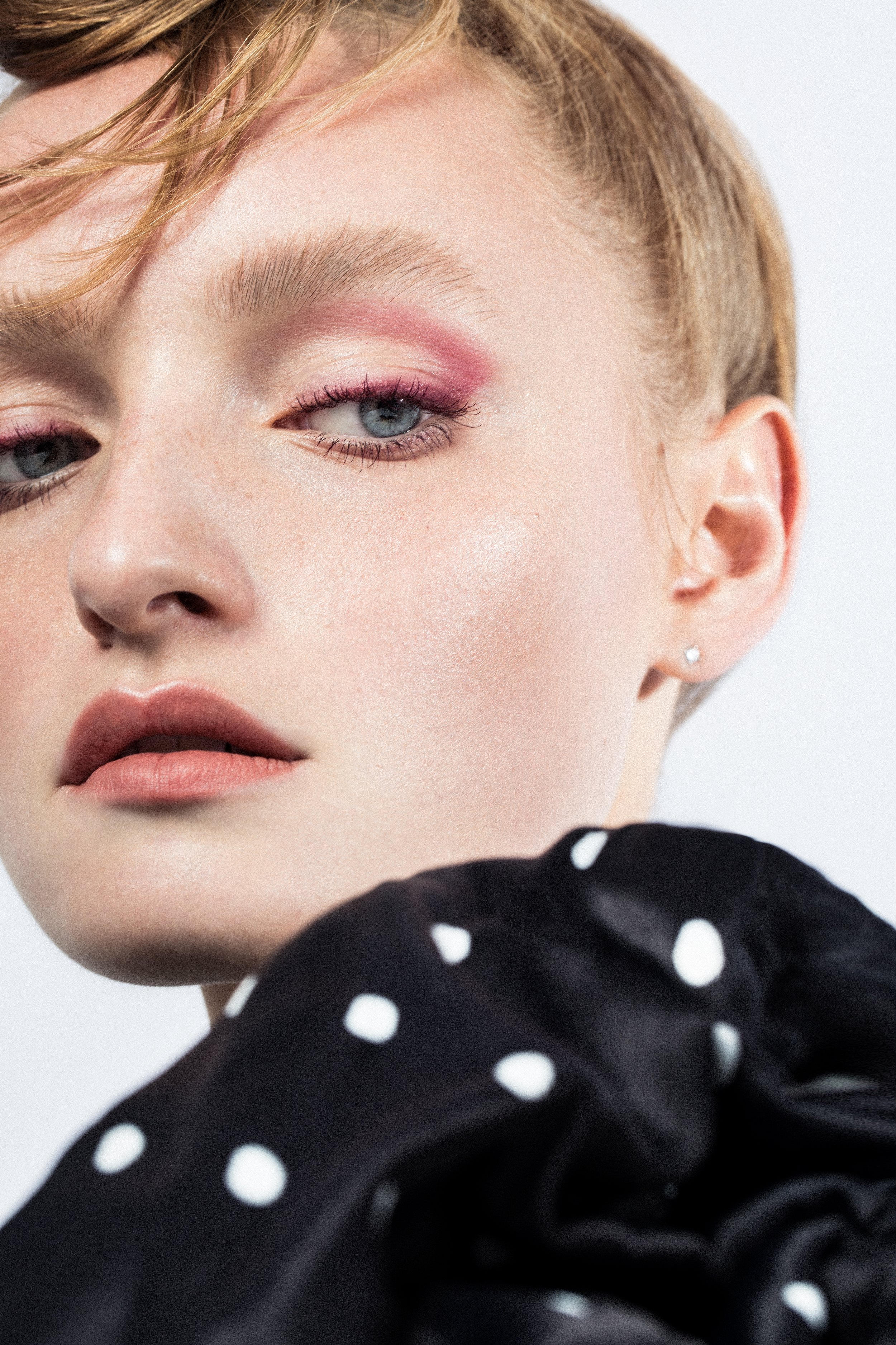 Beauty Make-up Editorial mit dem Model Gesa, fotografiert im Studio in Düsseldorf von Lisa Jureczko, professionelles Make-up und Hairstyling von Jennifer Krzechki. Using Chanel Beauty.