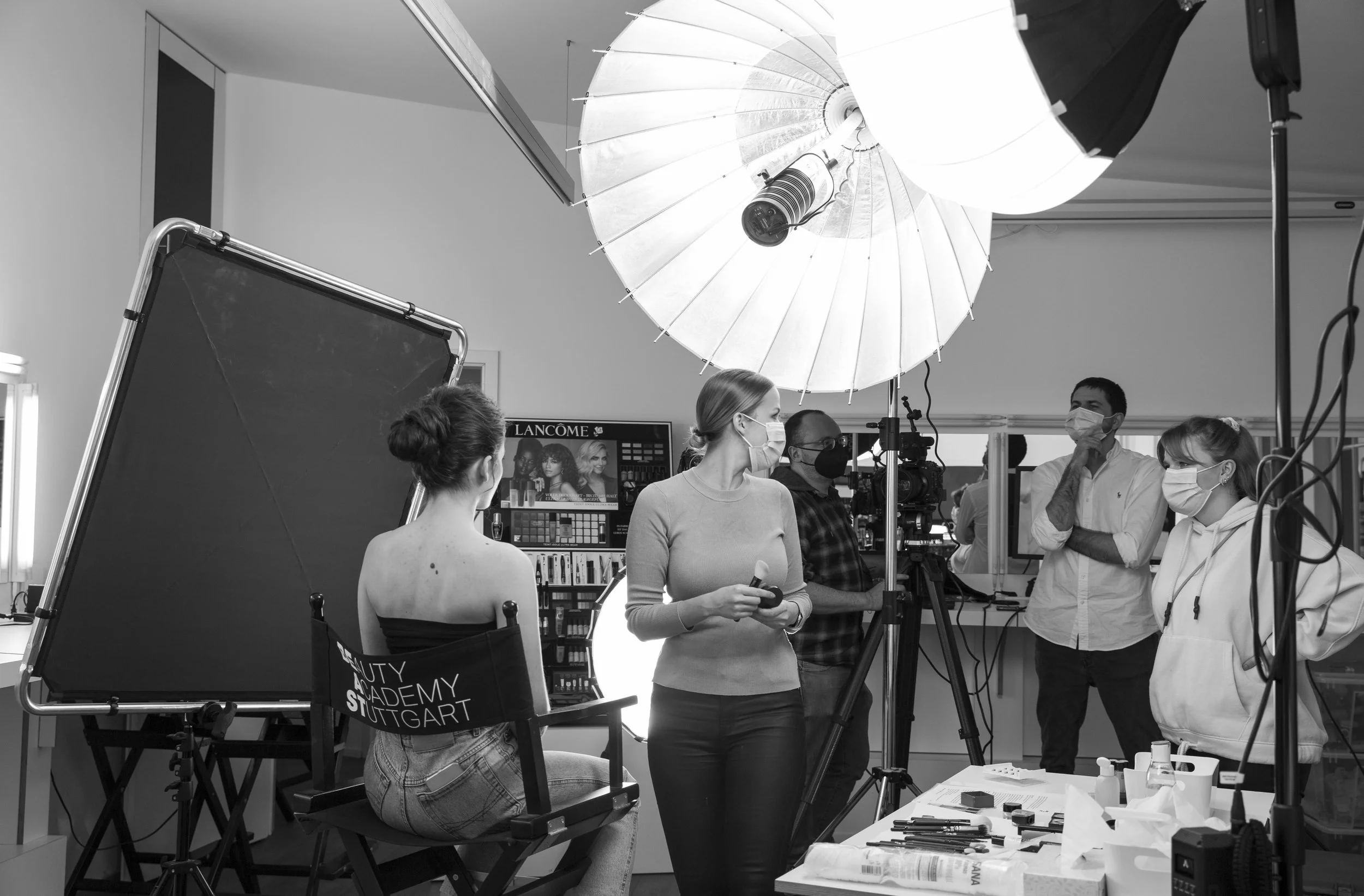 Making of /Behind the scenes Bilder der beast Beauty Academy Stuttgart Videoproduktion zur Online-Ausbildung zum staatlich anerkannten Beauty Expert. Als Hair & Make-up Artist hat Jennifer Krzechki Make-up Looks zu Themen wie Braut-Make-up, Best Ager
