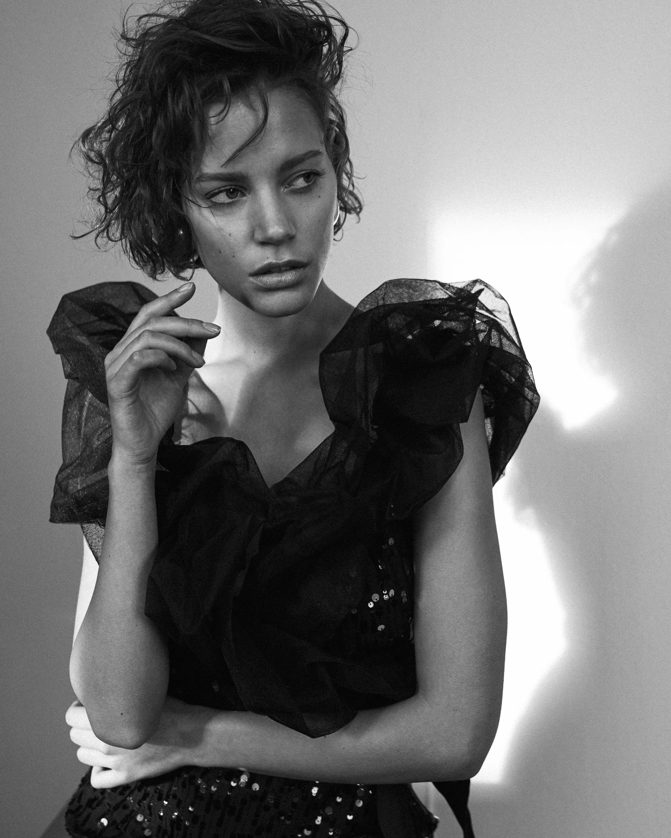 Fotoshooting mit Model Aino, Schwarz-Weiß-Fotografie, Fotograf Stephan Glathe, Fashion Styling Susi Bauer, Hair & Make-up Artist am Set Jennifer Krzechki