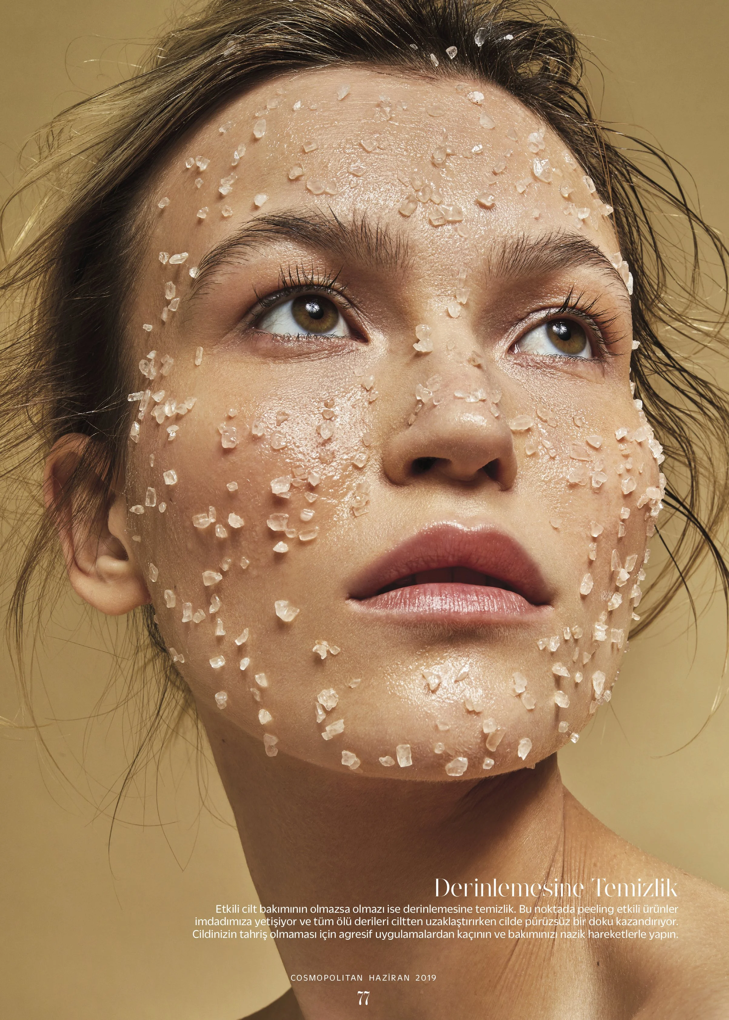 Beauty Skincare Editorial mit Peeling zur Hautpflege für das Magazin Cosmopolitan, fotografiert im Studio in Köln von Per Florian Appelgren, Model Agata, Hair & Make-up Artist Jennifer Krzechki. Using Biologique Recherche.