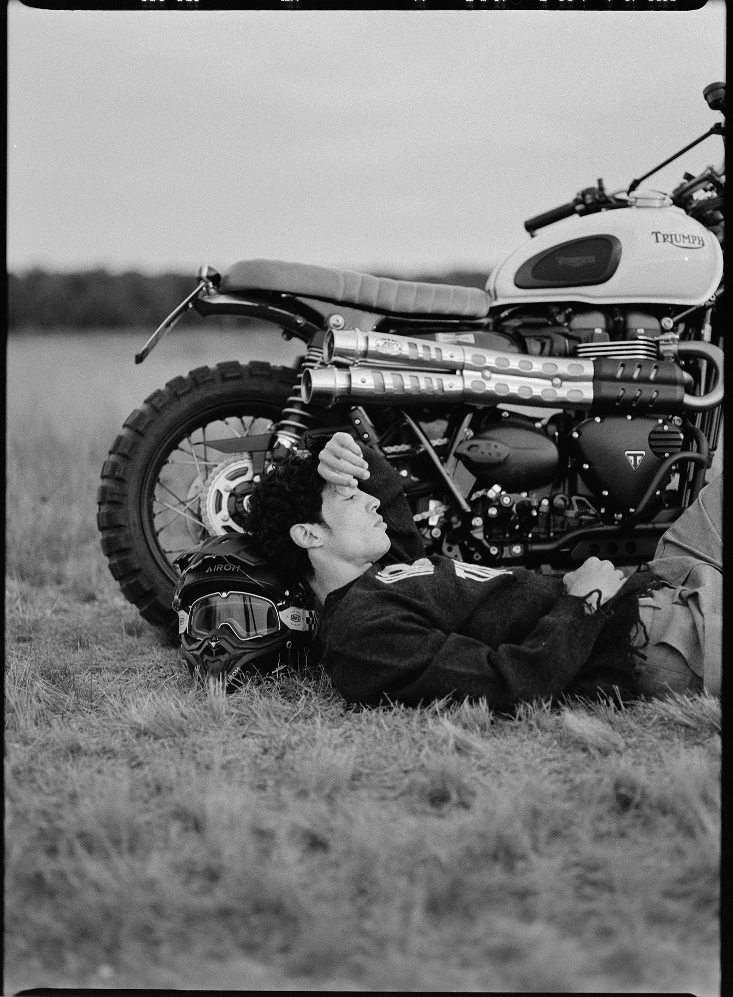 "The Road Beyond" Editorial für Numero Netherlands mit dem internationalen Model Cristiano Palmerini, fotografiert von Constantin Slotty, Fashion Styling Jenni Tarasova, Hairstyling und Make-up Jennifer Krzechki.