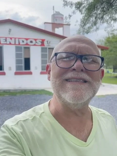 Un mensaje especial de nuestro Director, Daniel Moller, junto con el graduado de Rancho del Rey, el Pastor Fidel, y su esposa, la Pastora Mary, para celebrar el inicio de nuestro a&ntilde;o 69! 🙌 Ma&ntilde;ana llegan los ni&ntilde;os y comienza un n
