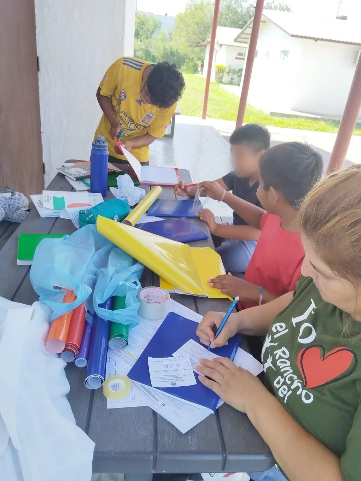 Los ni&ntilde;os est&aacute;n de vuelta en el Rancho! Esta semana tuvimos una &ldquo;fiesta de forrar&rdquo; 📚, descargamos la despensa, y tuvimos revisiones m&eacute;dicas y dentales.

The boys are back at Rancho! This week we&rsquo;ve had a book c