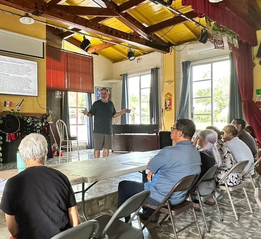 Michael Mino, consultor educativo de Rancho, imparte un taller sobre ciudadan&iacute;a digital al personal, que luego ense&ntilde;a los conceptos a los ni&ntilde;os.

Michael Mino, Rancho&rsquo;s educational consultant, conducts a workshop on digital