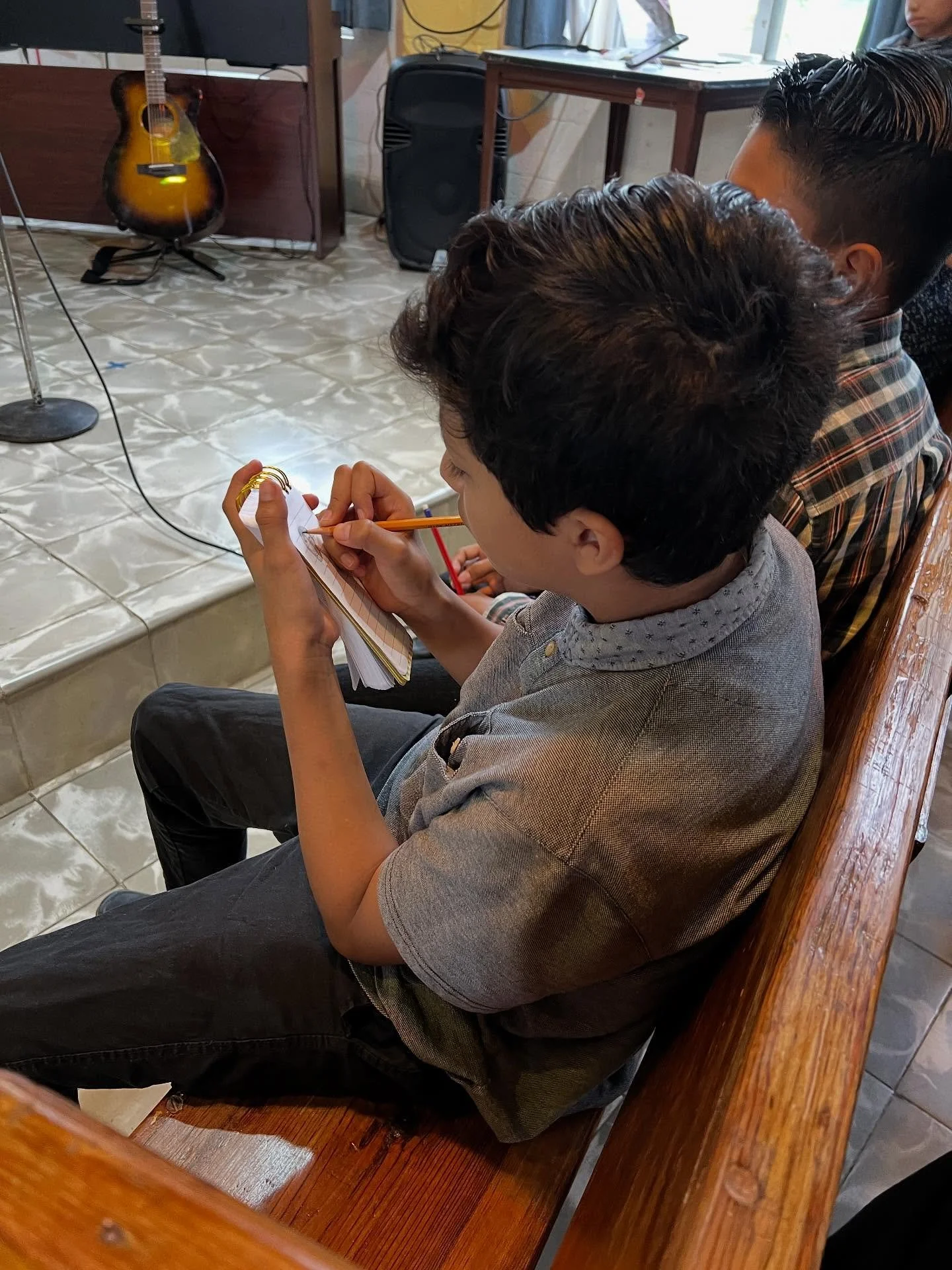 Los ni&ntilde;os abrieron su coraz&oacute;n de una manera muy especial al escribir notas personales a Dios. Algunos compartieron gratitud, otros esperanzas, y muchos expresaron sentimientos que no siempre dicen en voz alta. Estos sencillos mensajes n