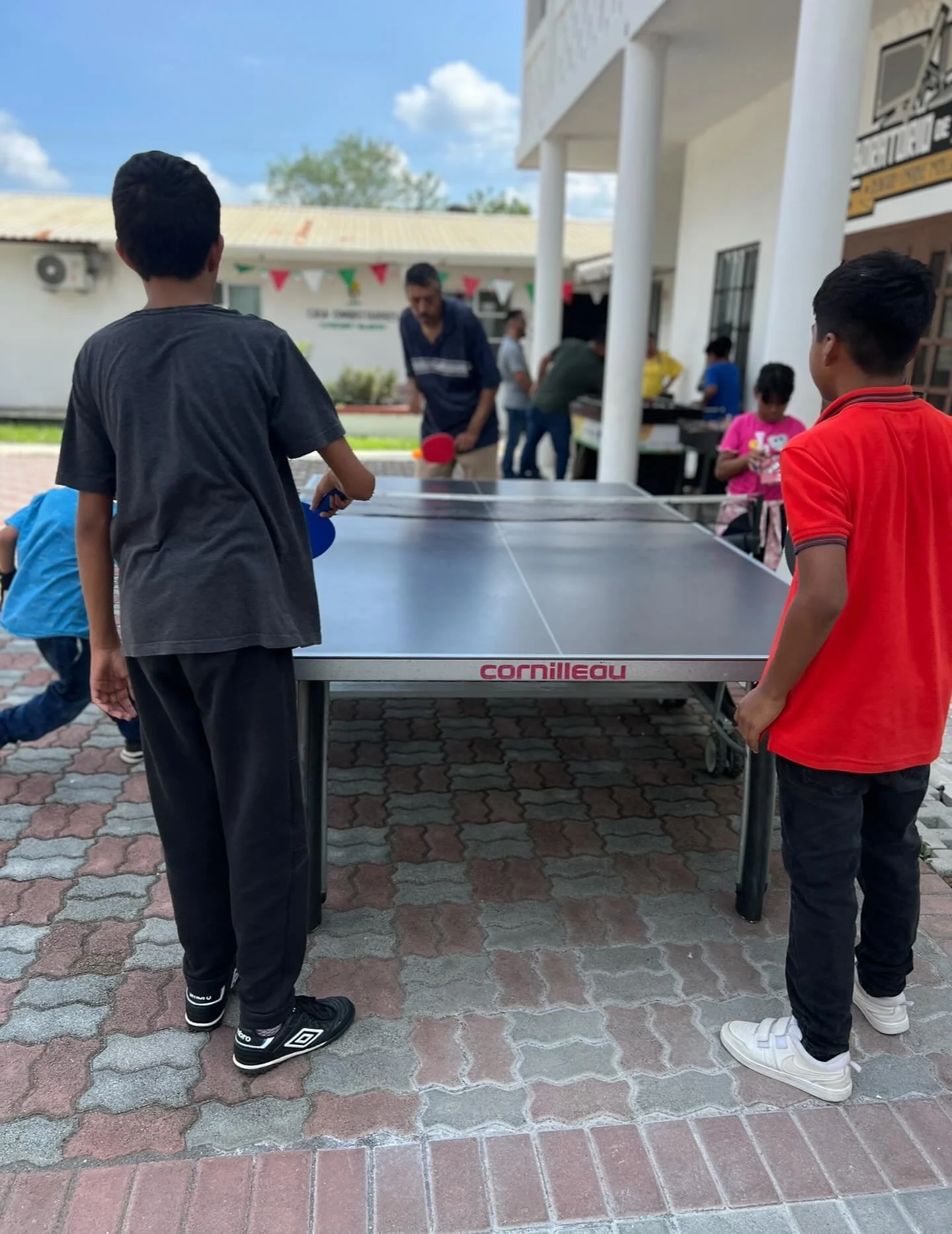 Desde historias compartidas hasta divertidos duelos de ping pong, el D&iacute;a de Visita de Padres fue una celebraci&oacute;n de conexi&oacute;n y cari&ntilde;o.

From shared stories to friendly ping pong battles, Parents&rsquo; Visiting Day was a c