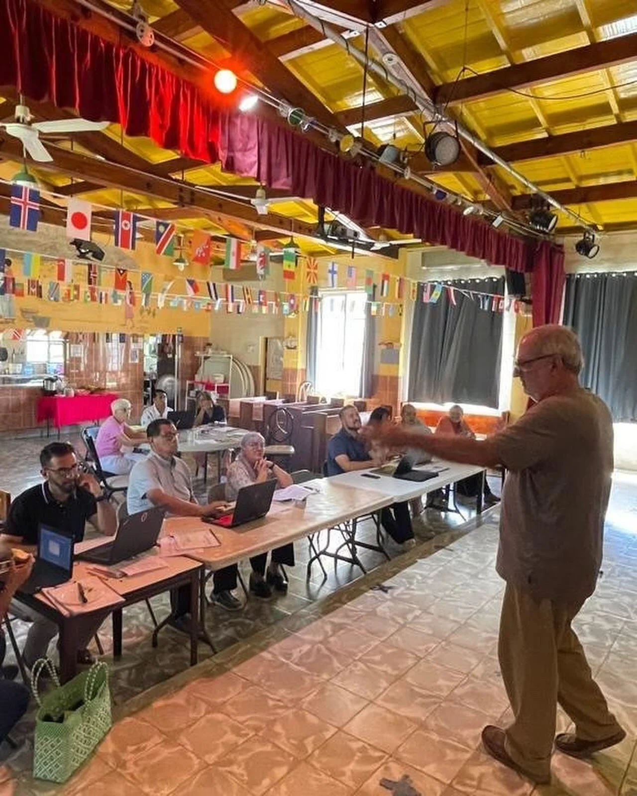 Gracias a Michael Mino, consultor educativo de Rancho, por dos talleres inspiradores sobre Inteligencia Artificial! Nuestro equipo se fue motivado y listo para innovar.
Thanks to Michael Mino, Rancho’s Educational Consultant, for two insightfu