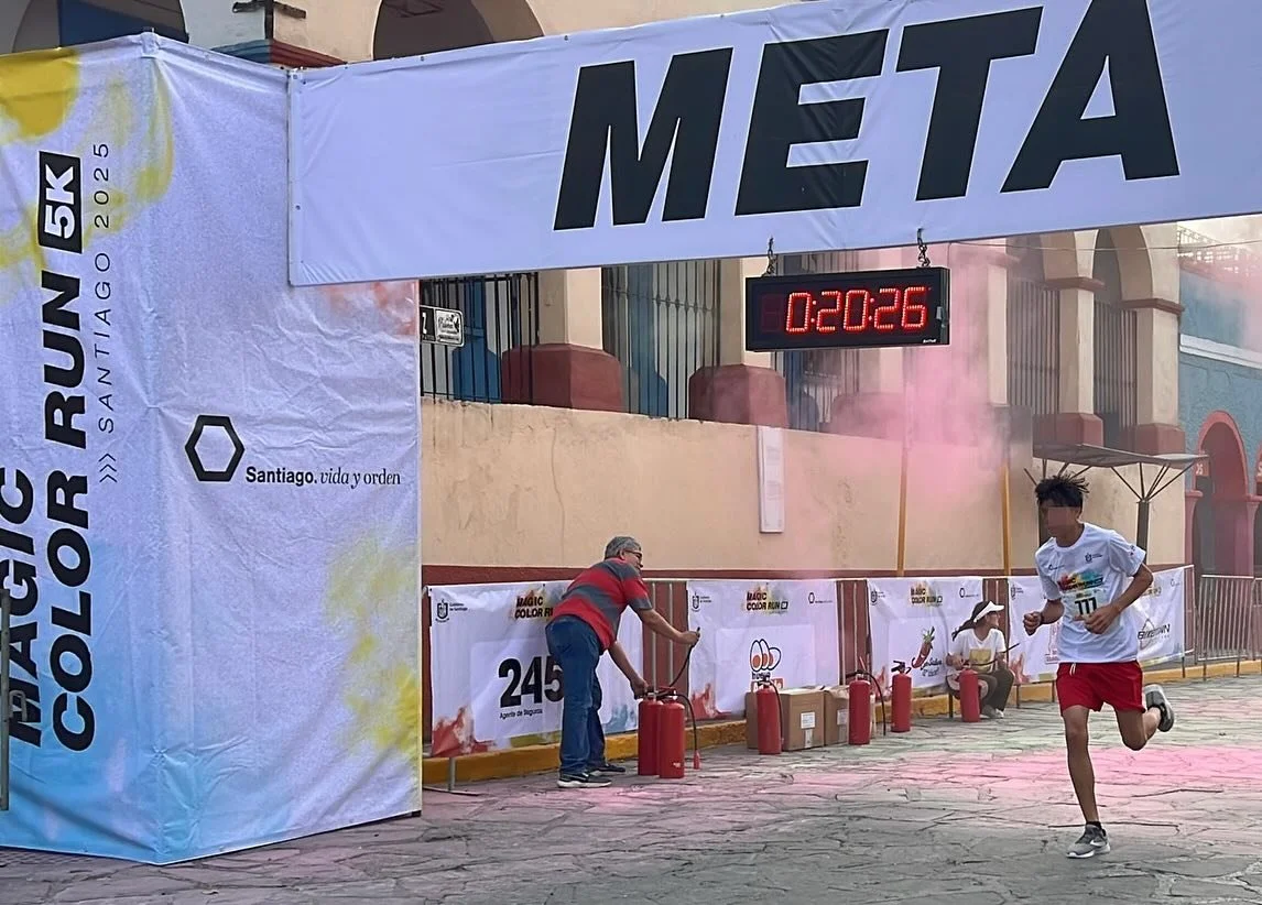 Del Rancho a la meta 💪 R. y M.A. entrenaron duro durante 4 semanas con el Coach Martín y ¡terminaron con tiempos increíbles en la carrera Magic Color Run 5K! R. le ganó al Coach Martín con un tiempo de 20:26 y termi