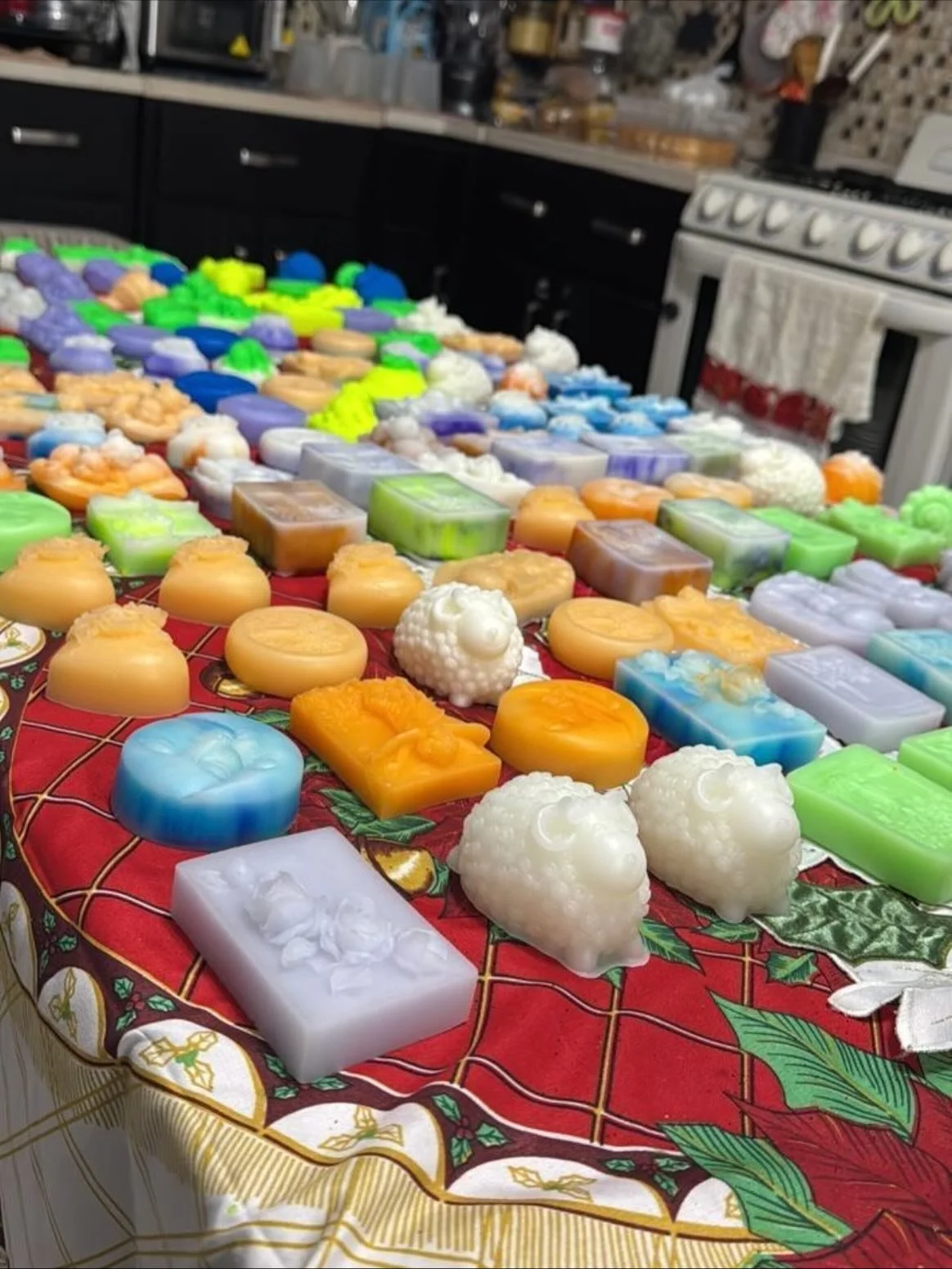 &iexcl;La primera tanda est&aacute; lista! Nuestros ni&ntilde;os hicieron m&aacute;s de 130 jabones artesanales para regalar a sus maestros y al personal de la escuela esta Navidad. 🎄 Mucho coraz&oacute;n en cada barra &mdash; &iquest;a poco no qued