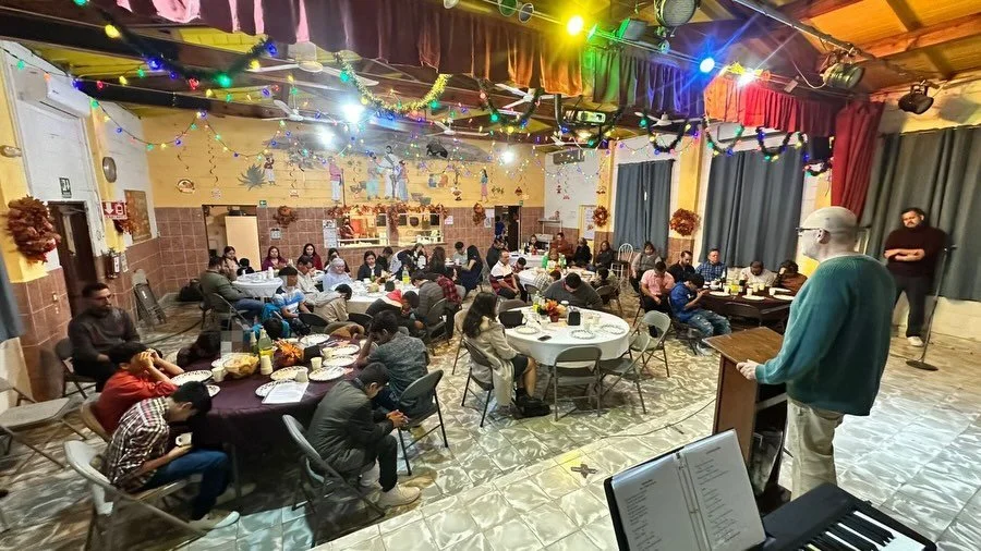 Corazones agradecidos, mesas llenas y el regalo de compartir Thanksgiving con las familias de los ni&ntilde;os. 🍂❤️ Tenemos tantas bendiciones que contar. Y un agradecimiento muy especial a quienes contribuyeron a nuestra recaudaci&oacute;n de fondo