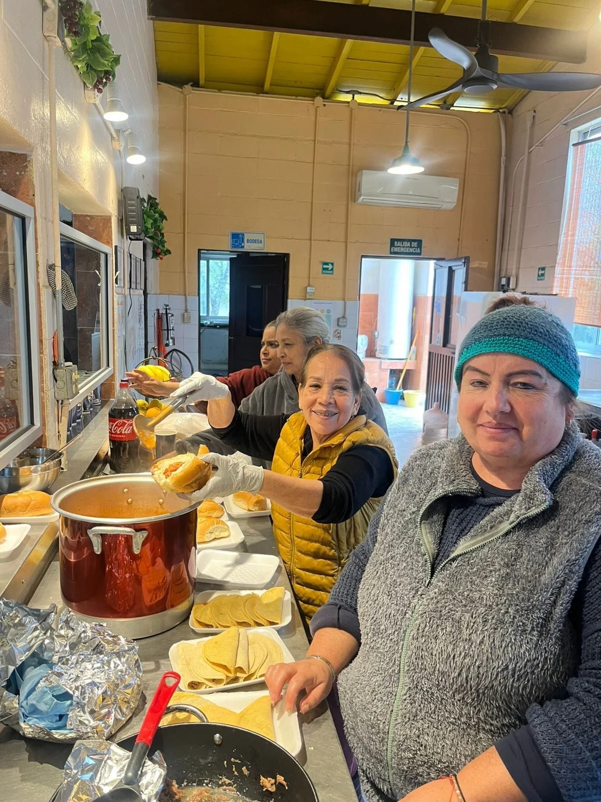 Lupita y Lety cocinando a todo lo que da para recibir a los ni&ntilde;os de regreso&mdash;no hay nada como la uni&oacute;n, el trabajo en equipo y mucho amor servido en el plato.

Lupita and Lety cooking up a storm to welcome the boys back&mdash;noth